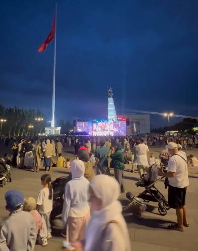 Бишкектеги "Ала-Тоо" аянтында өткөн иш-чарада адепсиз мазмундагы ыр жаңырганы үчүн мэриянын кызматкерлери сөгүш алды