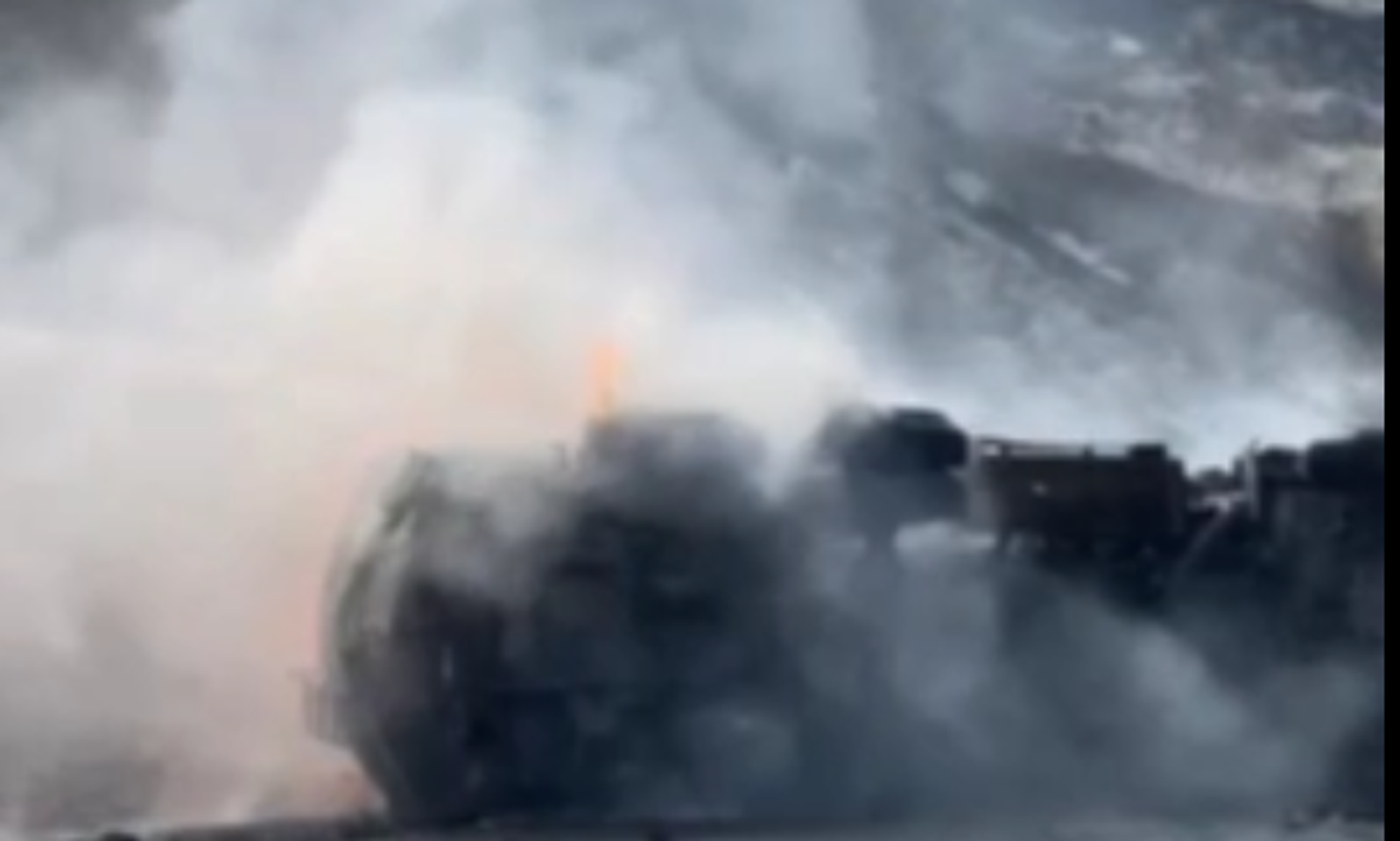 Аксыда дизель ташып бара жаткан унаа оодарылып, күйүп кетти