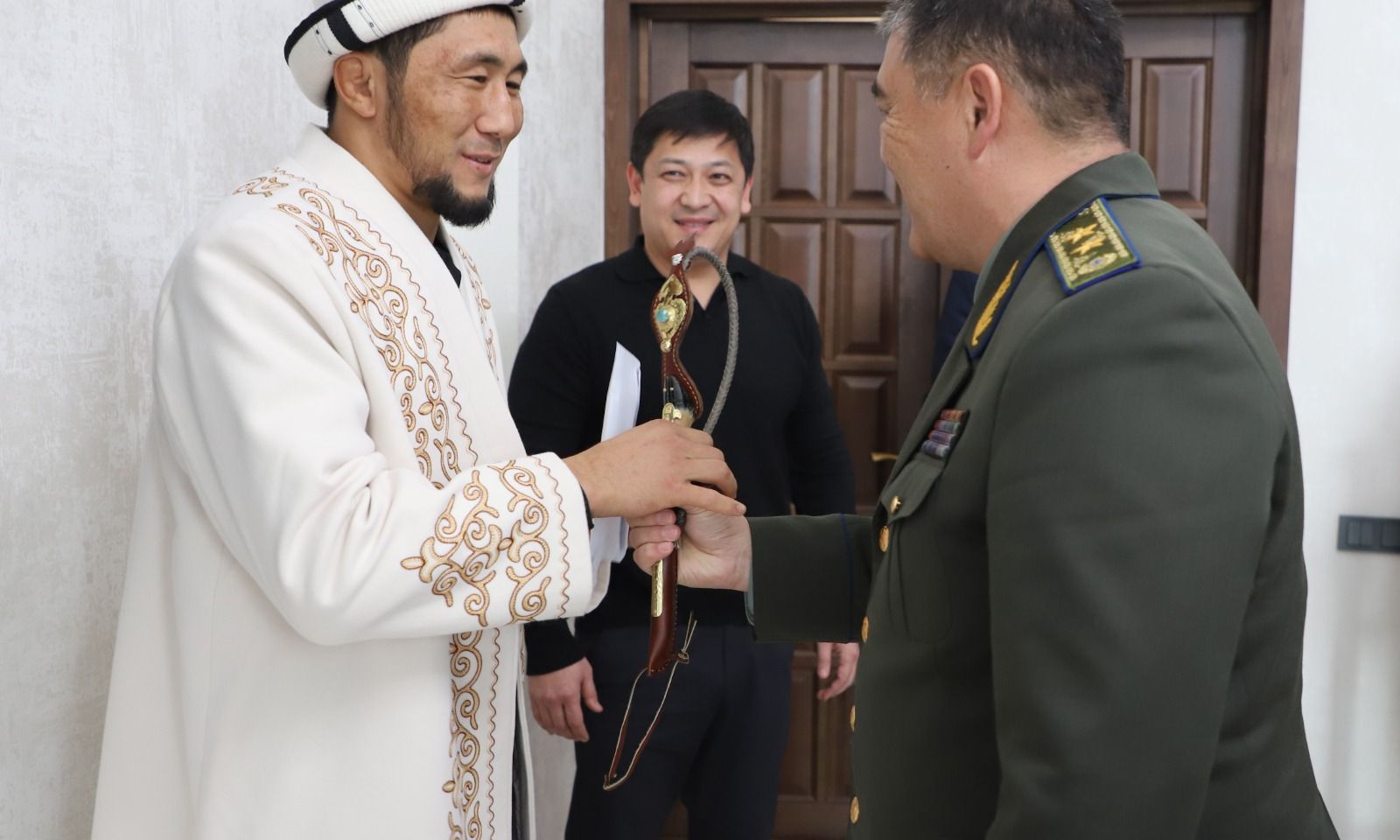 Ташиев UFC мушкери Мыктыбек Оролбай уулу менен жолугушту