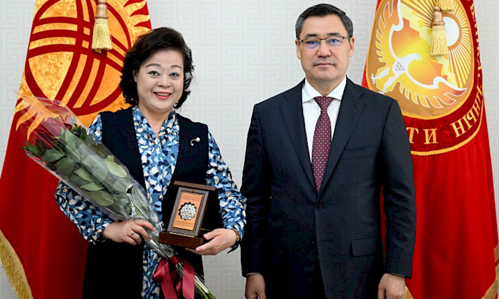Садыр Жапаров Кытайдын Кыргызстандагы элчиси Ду Дэвэнге «Достук» орденин тапшырды