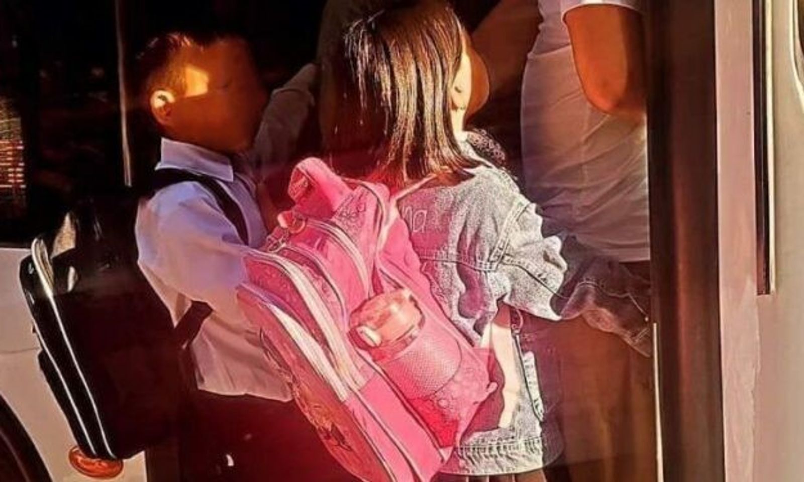 Коомдук транспортко батпай калган окуучулардын сүрөтү талкууда