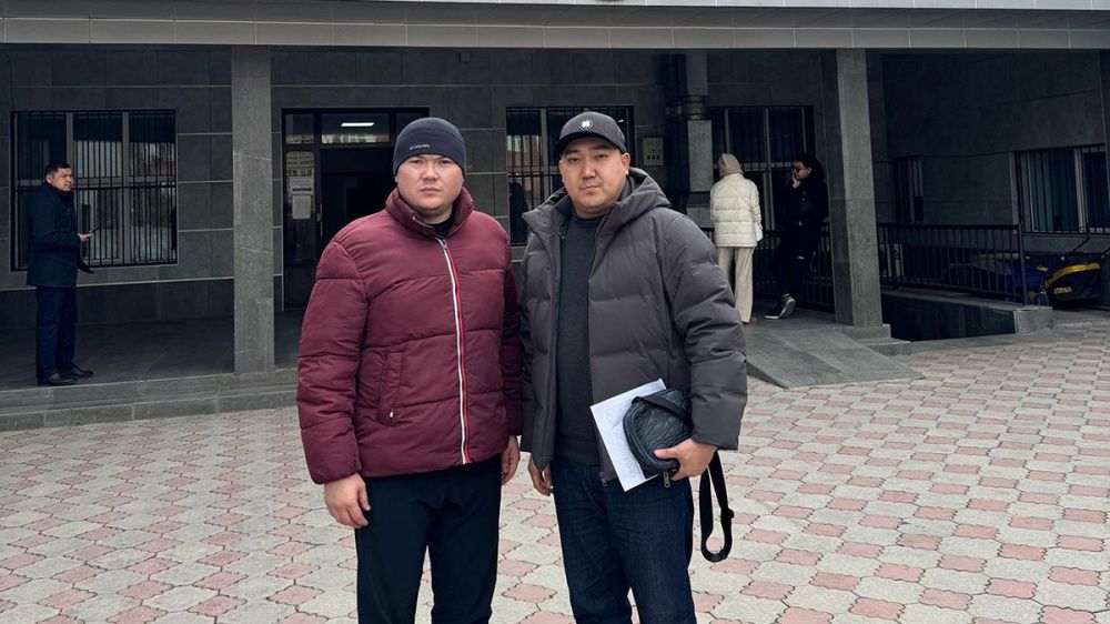 Жарандык активист Айбек Теңизбай башка жакка кетпөө тилкаттын негизинде абактан бошотулду