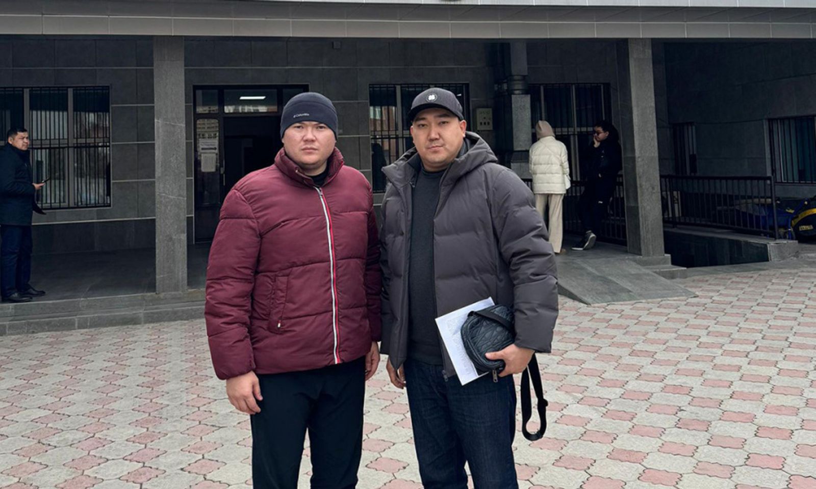 Жарандык активист Айбек Теңизбай башка жакка кетпөө тилкаттын негизинде абактан бошотулду