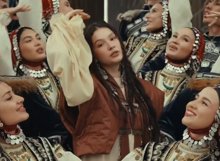 “Манас” эпосу AY YOLA тобунун жаңы ырында жаңырды