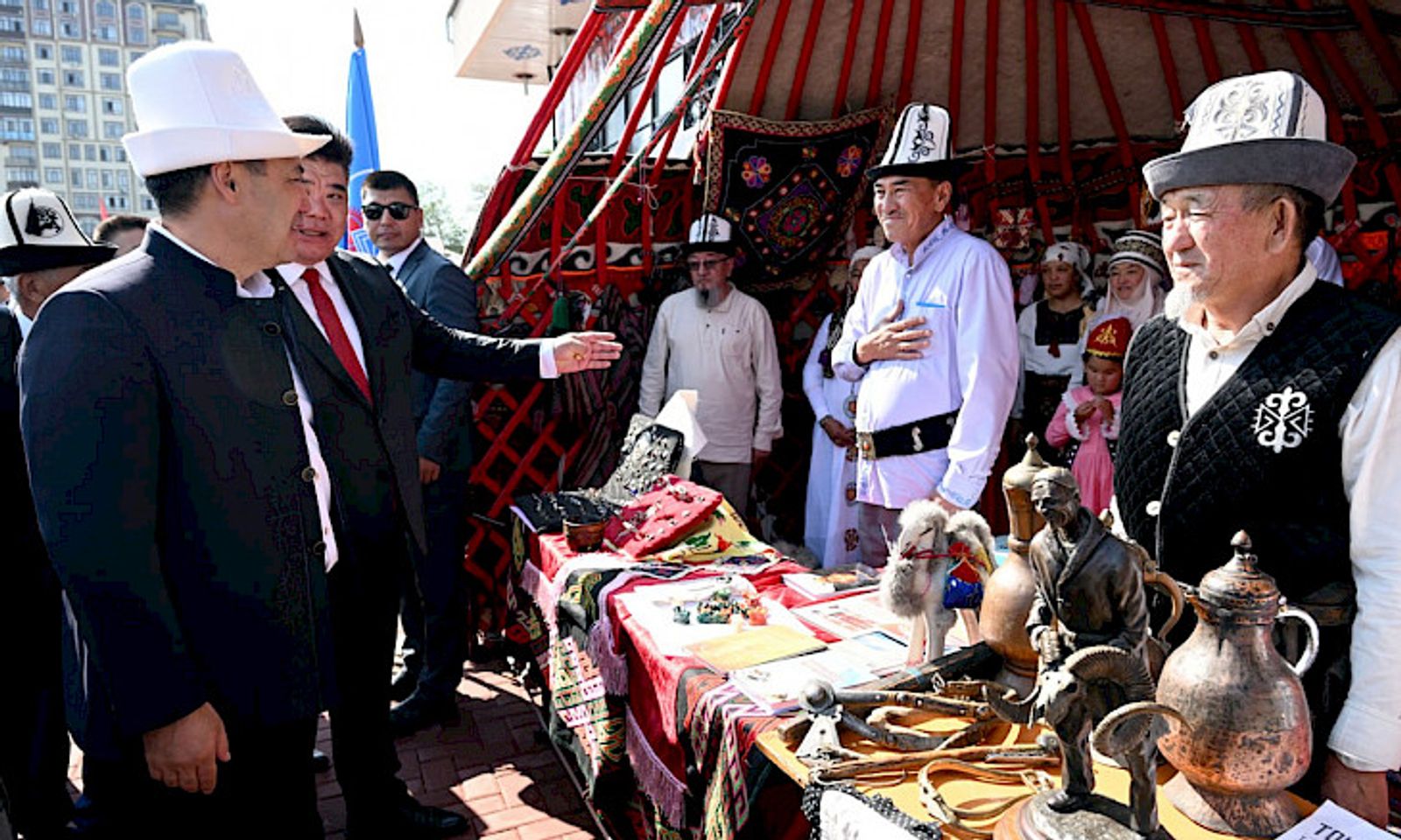 Садыр Жапаров Ош кыргыз драма театрына барды