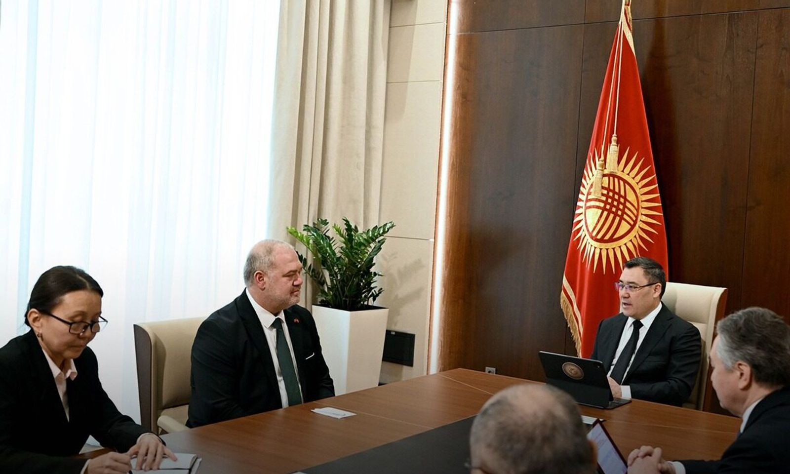 Садыр Жапаров бүгүн, 14-мартта, Түркия Республикасынын Кыргыз Республикасындагы Атайын жана Ыйгарым укуктуу Элчиси Ахмет Садык Доганды Кыргызстандагы дипломатиялык миссиясынын аяктагандыгына байланыштуу кабыл алды