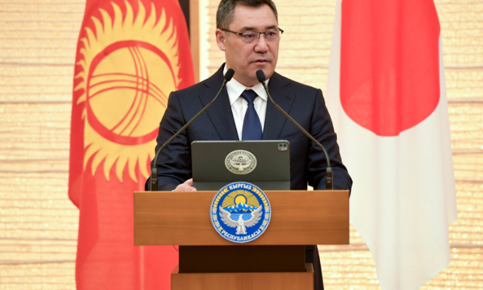 Президент Садыр Жапаров Япониянын Премьер-министри Фумио Кисида менен сүйлөшүүлөрдүн жыйынтыгы боюнча ЖМКларга билдирүү жасады