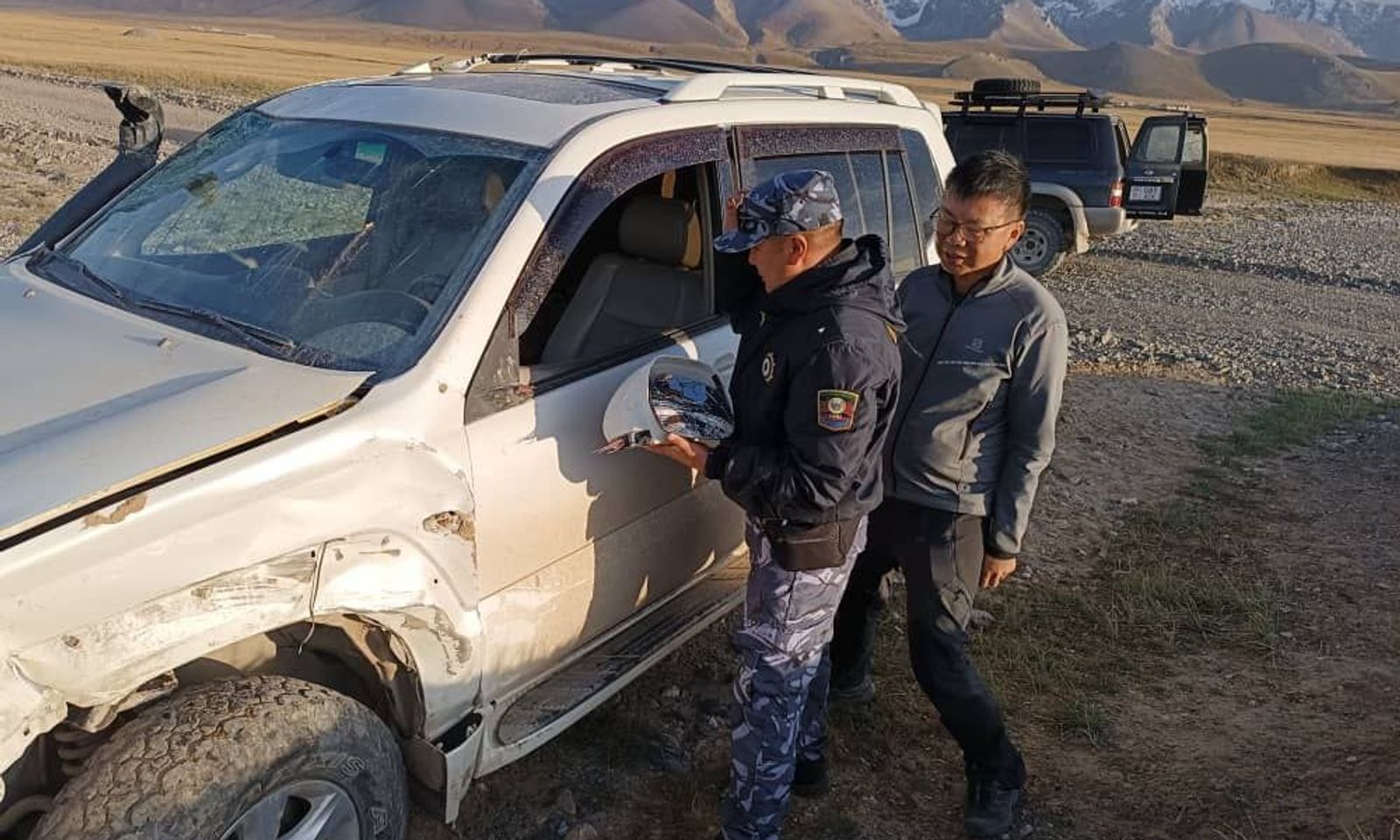 Аңдын ичине тыгылып калган. Ысык-Көлдө Канададан келген саякатчыга милиция кызматкери жардам берди