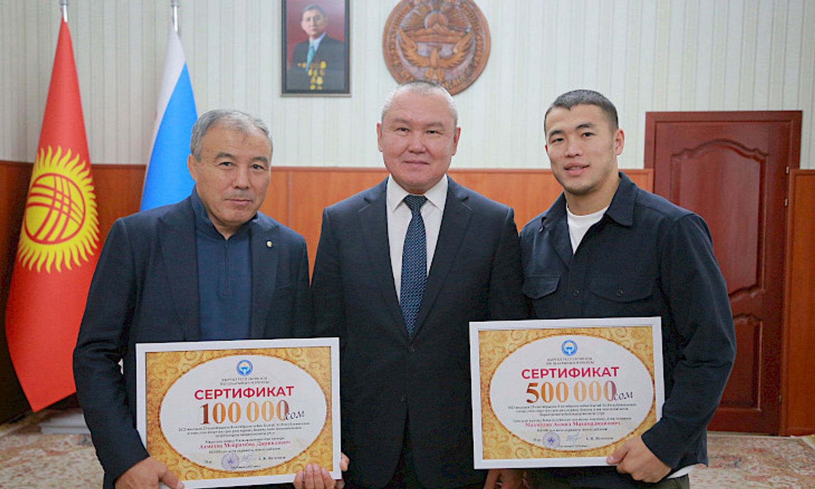 Ош шаарынын мэри Акжол Махмудовго 500 миң сом тапшырды