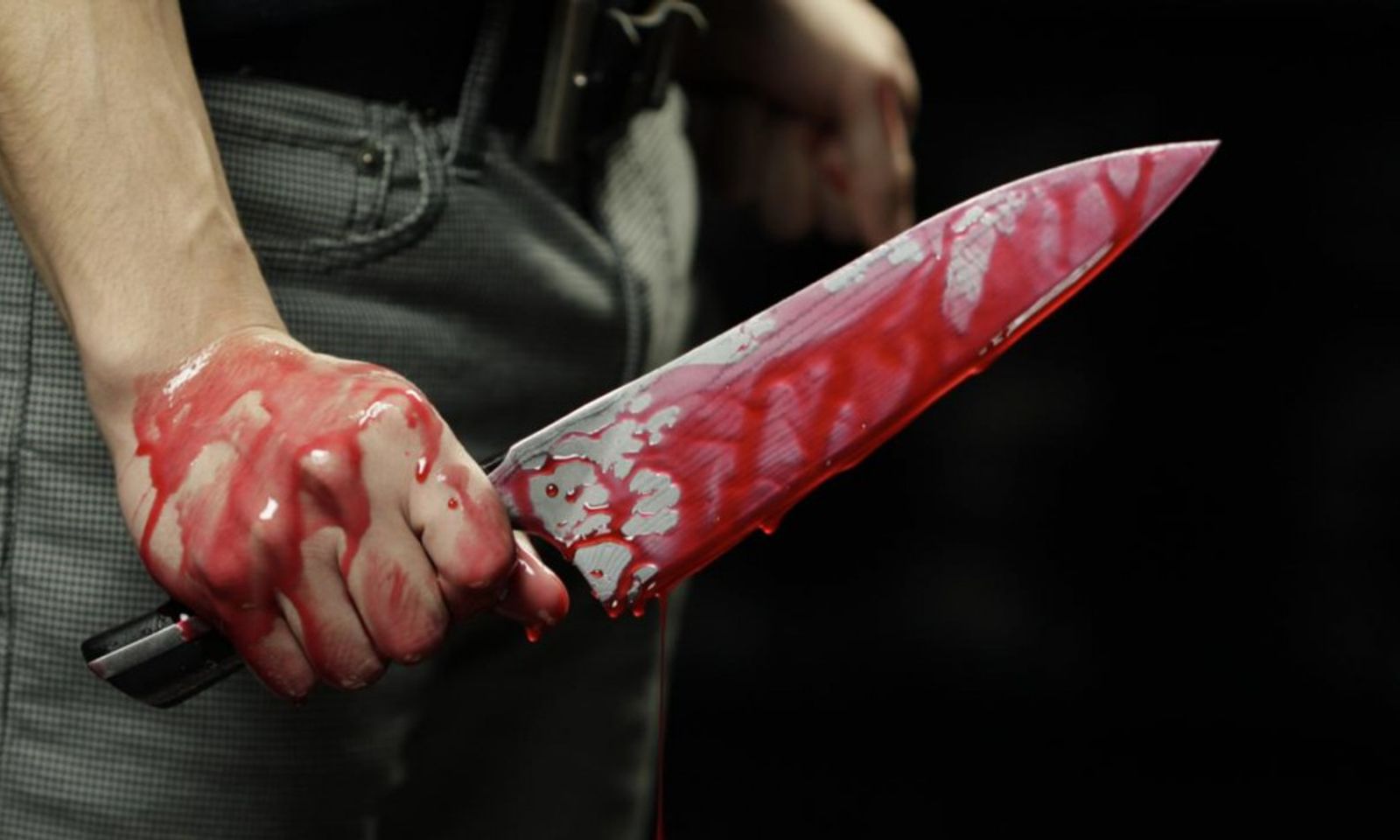 Ошто эркек киши кайненесин өлтүрүп, аялын бычактады деп шектелүүдө