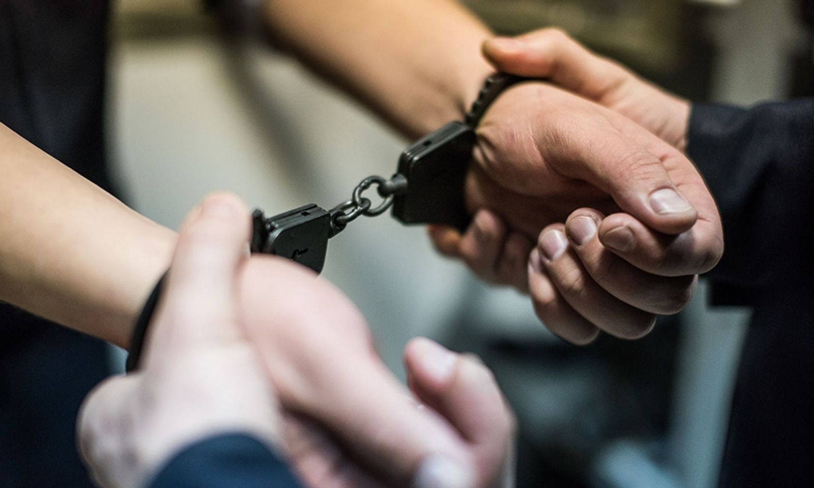 Адам уурдап, ири суммадагы акча талап кылган жарандар кармалды