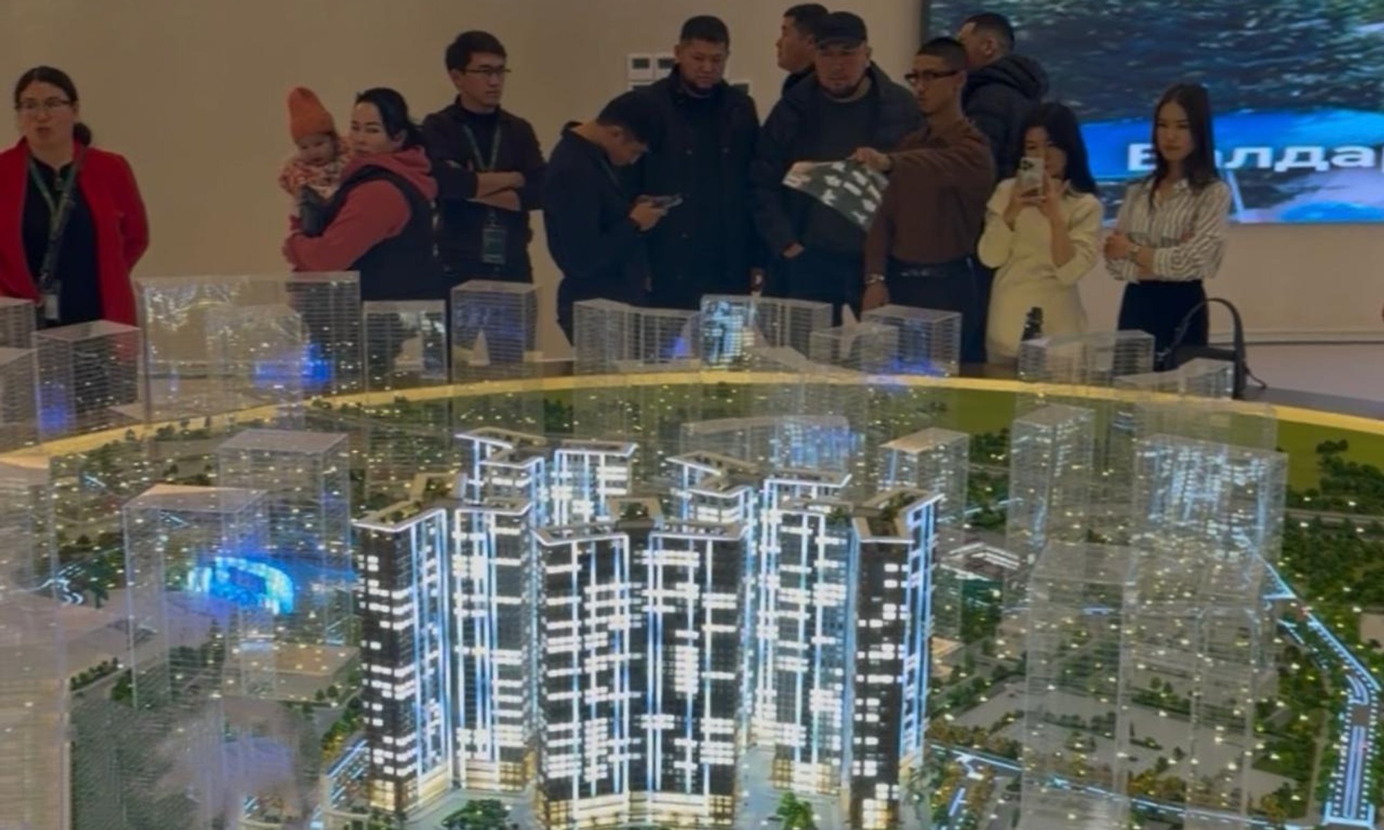 Изображения клиентов у макета фазы The Essence — проект Royal Central Park.