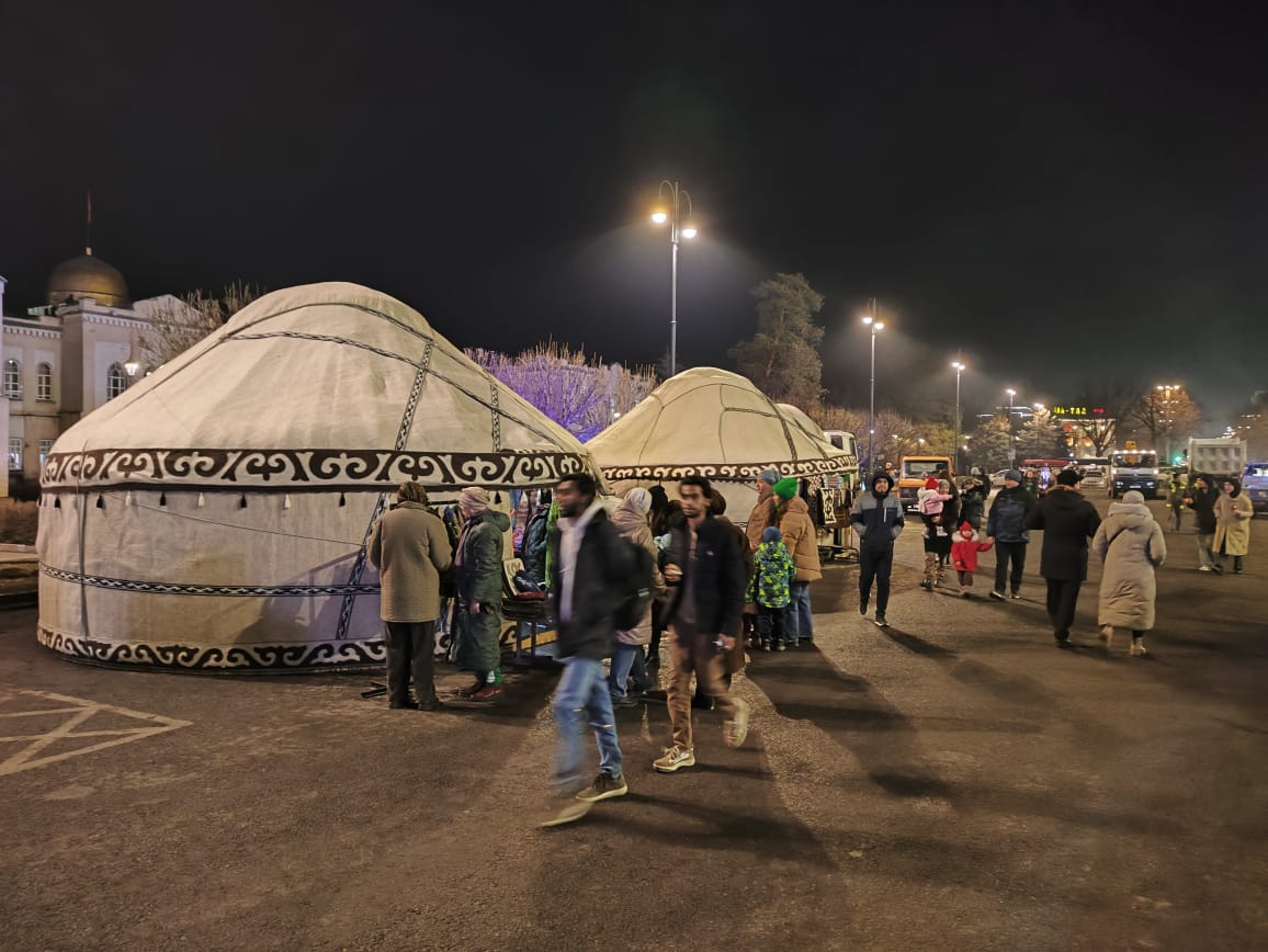 Бишкек шаарында Ала-Тоо аянтынын аймагына боз үйлөр тигилди