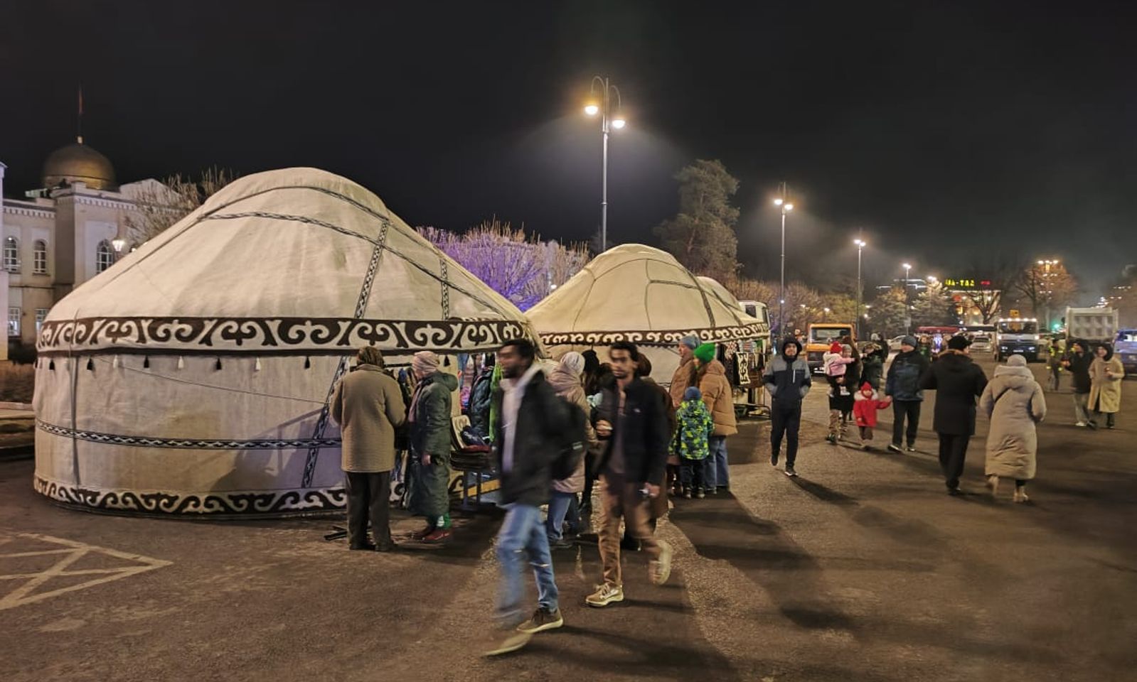 Бишкек шаарында Ала-Тоо аянтынын аймагына боз үйлөр тигилди