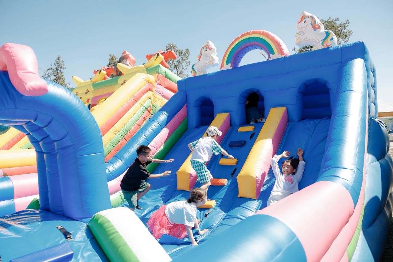 Сотни гастрономических павильонов, торговых зон и детских площадок работали на протяжении всего дня, предлагая полноценный отдых для всей семьи.