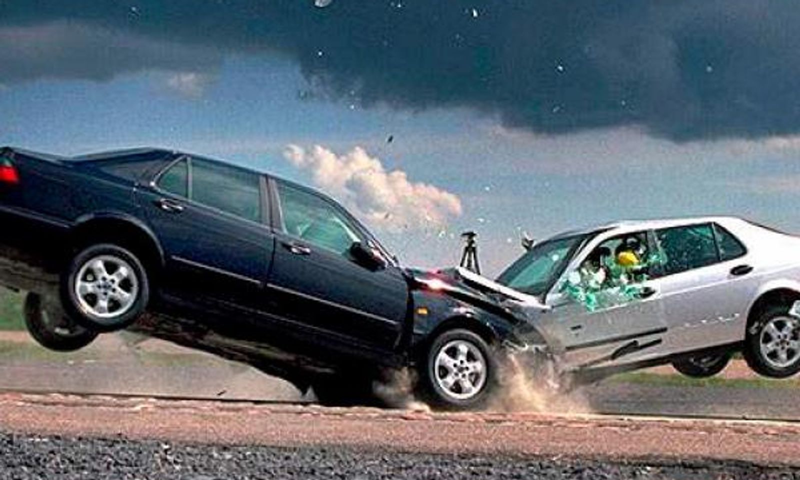 Чүйдө эки машина катуу кагышып, бир автоунаанын айдоочусу көз жумду