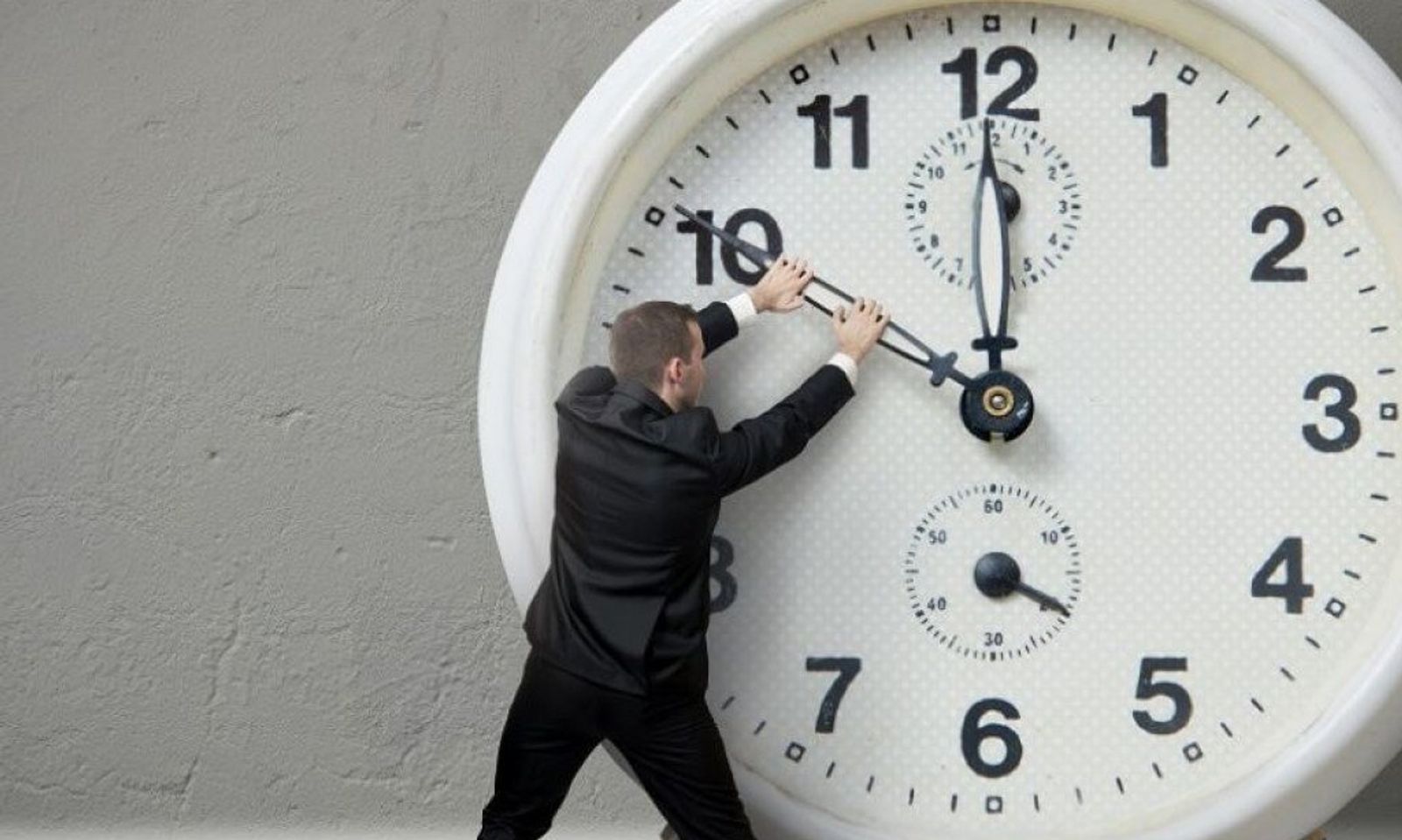 Электр энергиясын үнөмдөп, ден соолукка пайда алып келет. Депутат саатты 1 саатка артка жылдыруу демилгесин айтты