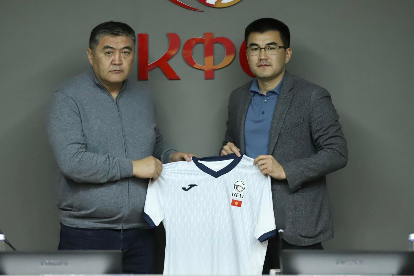 Ташиев Кыргызстандын футбол дүйнөсүнүн өкүлдөрү менен жолушту