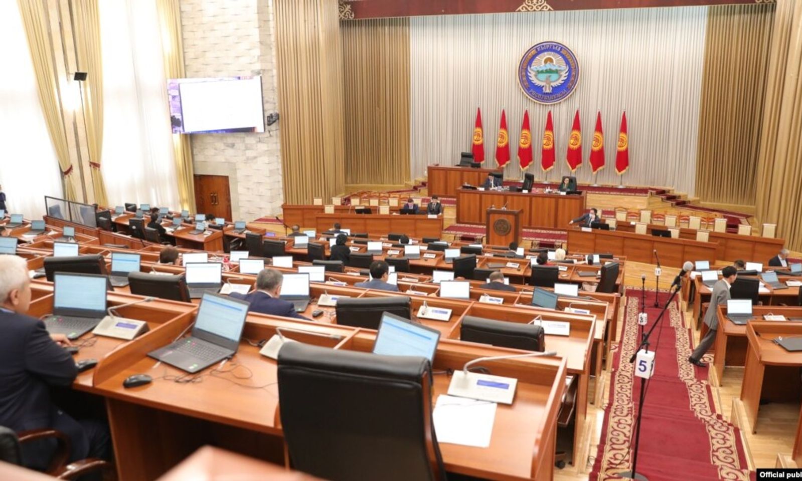 УКМК ЖКнын мурдагы депутаттарын кармады. Көмүр кенин басып алган.