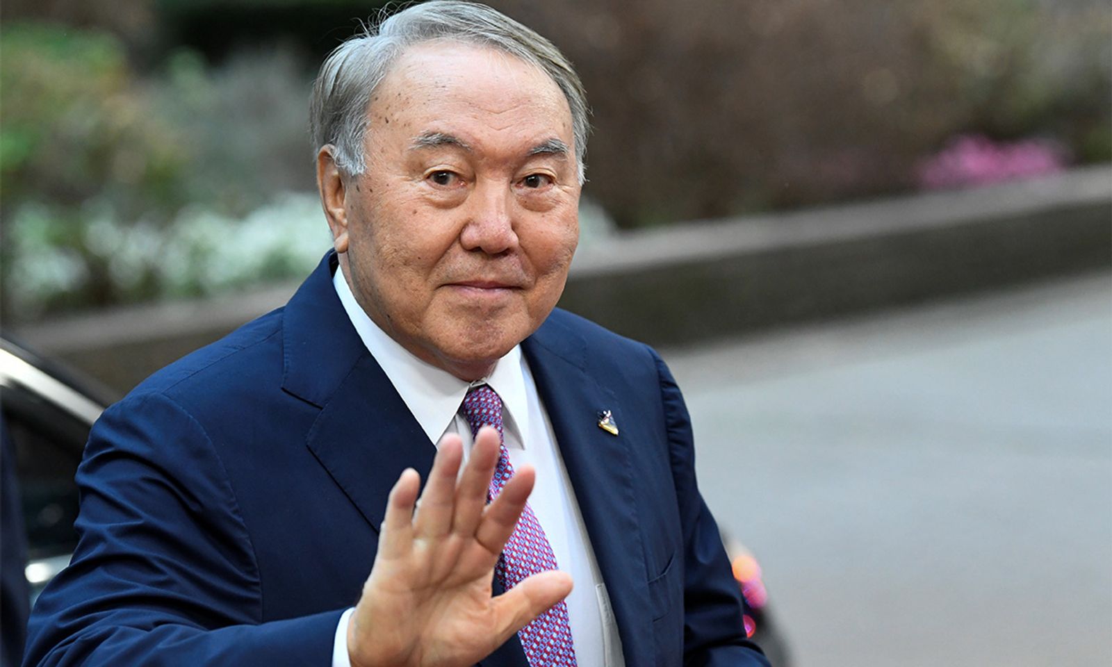 Назарбаевдин чет өлкөгө чыгышына мыйзамдык чектөө киргизүү сунушталды