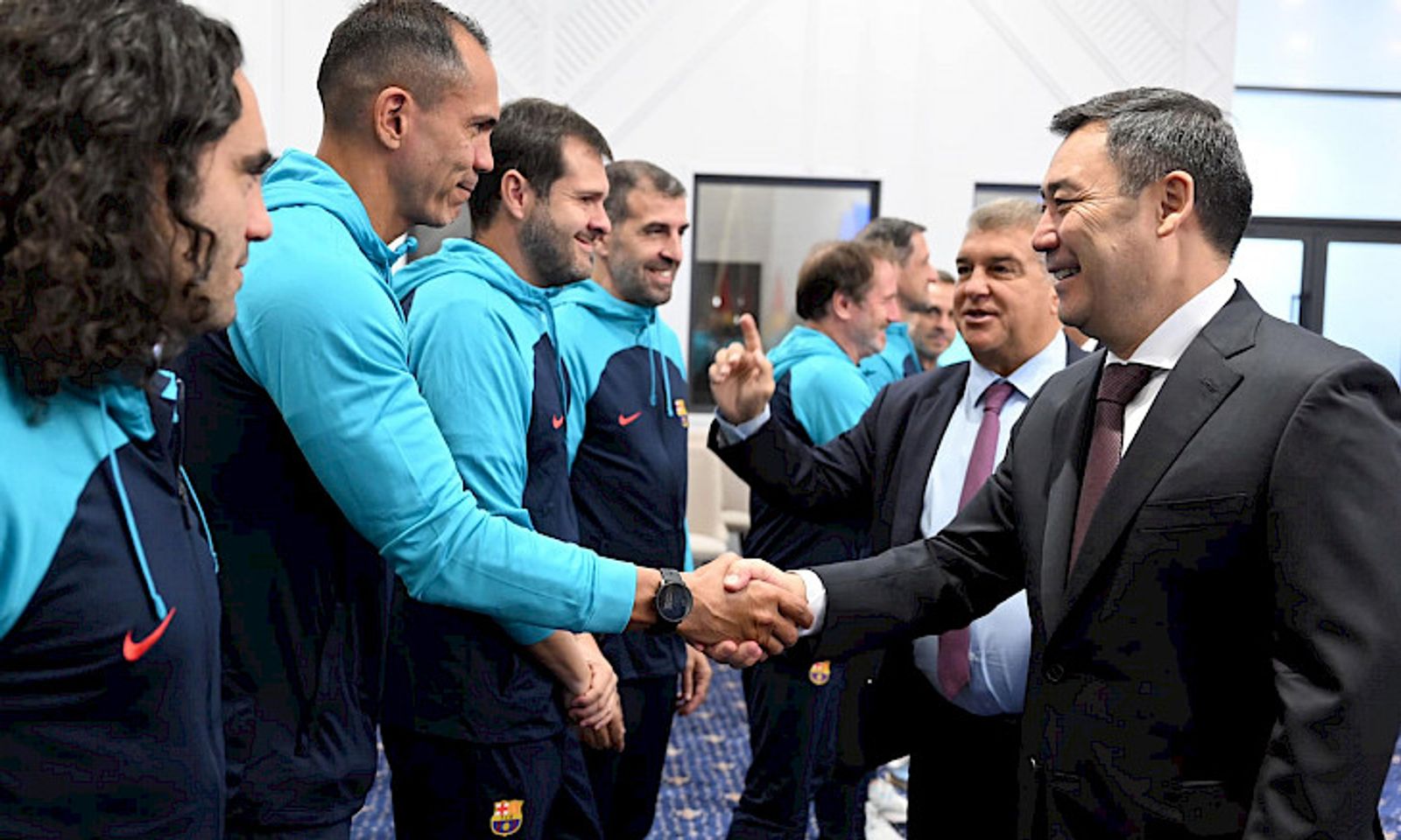 Садыр Жапаров «Барселона» футбол клубунун легендалары менен жолугушту