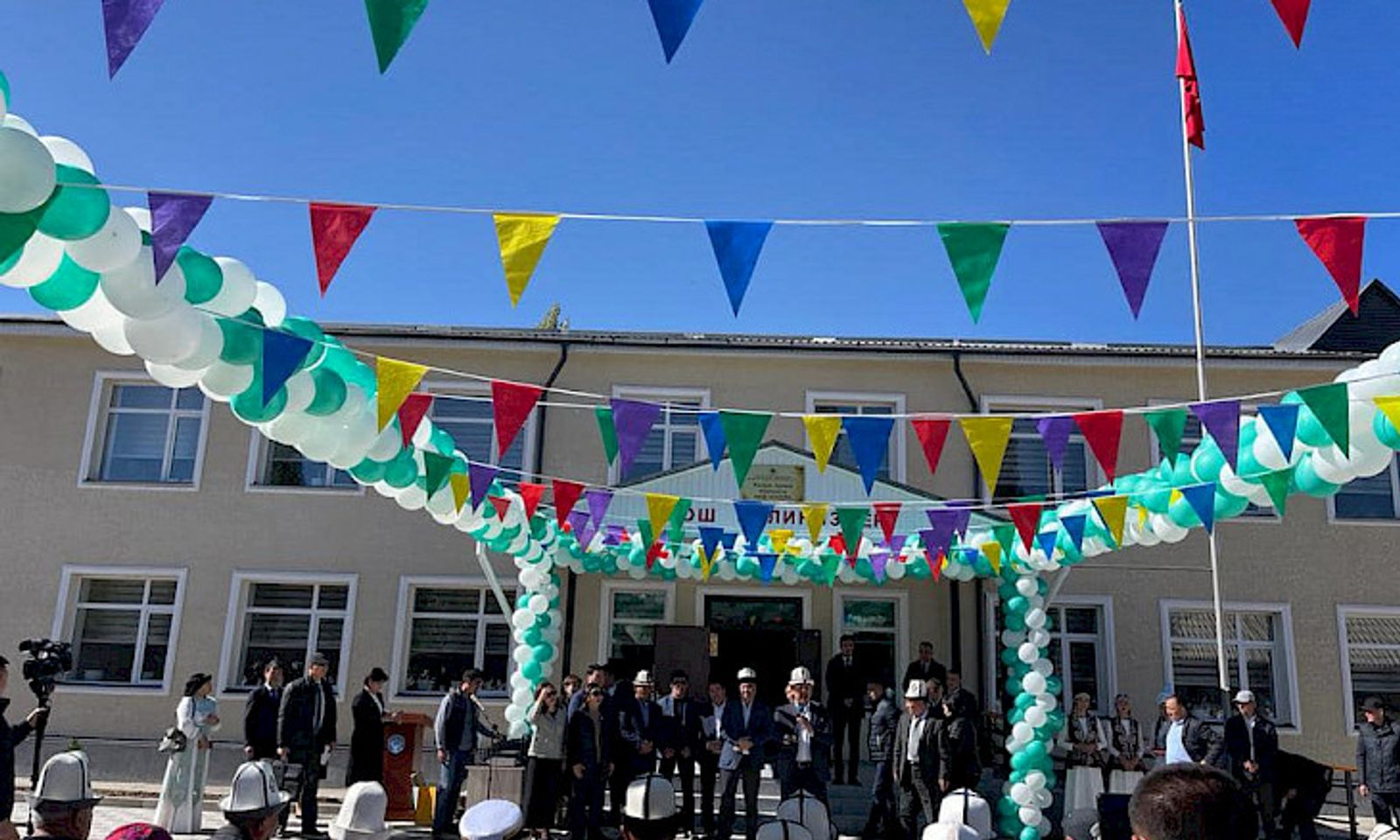 Жумгалдын Кызыл-Жылдыз айылында 225 орундуу мектеп пайдаланууга берилди