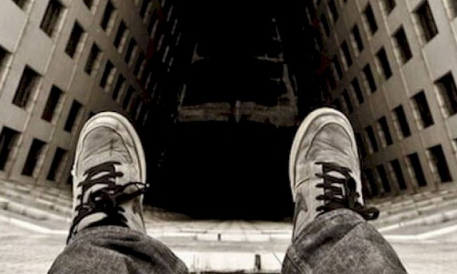 Бишкекте 17 жаштагы бала өз өмүрүн кыюуга аракет кылды