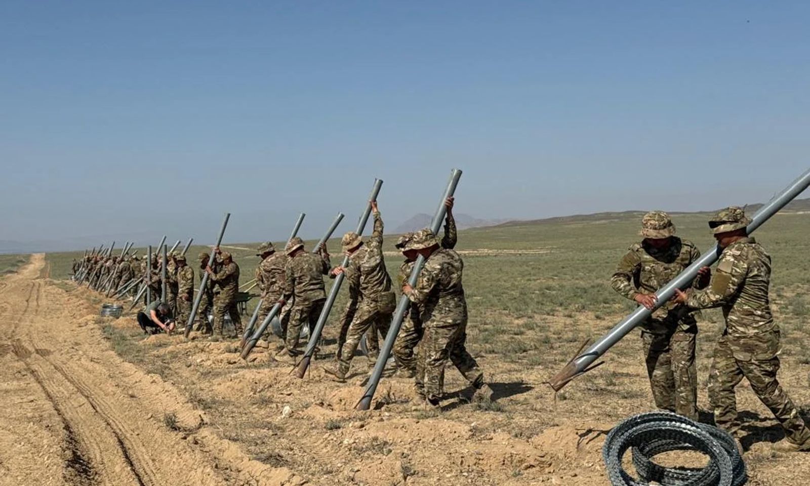 Кыргыз-тажик чек арасынын 62 чакырымына зым тартылды