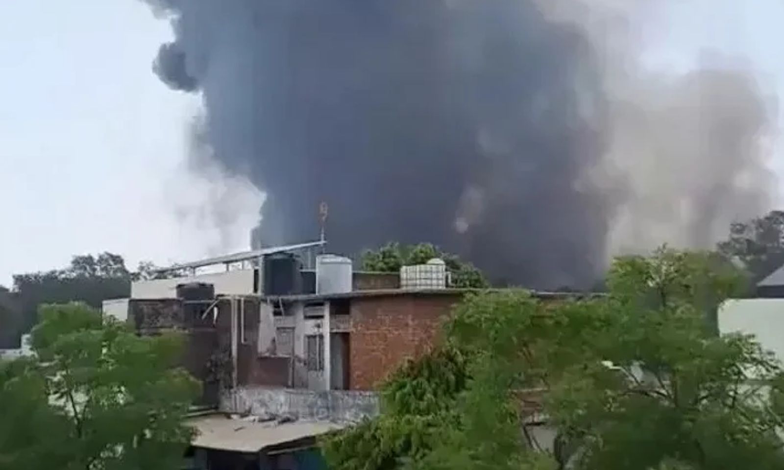 200дөн ашуун жүргүнчүсү бар учак Индияда кулады