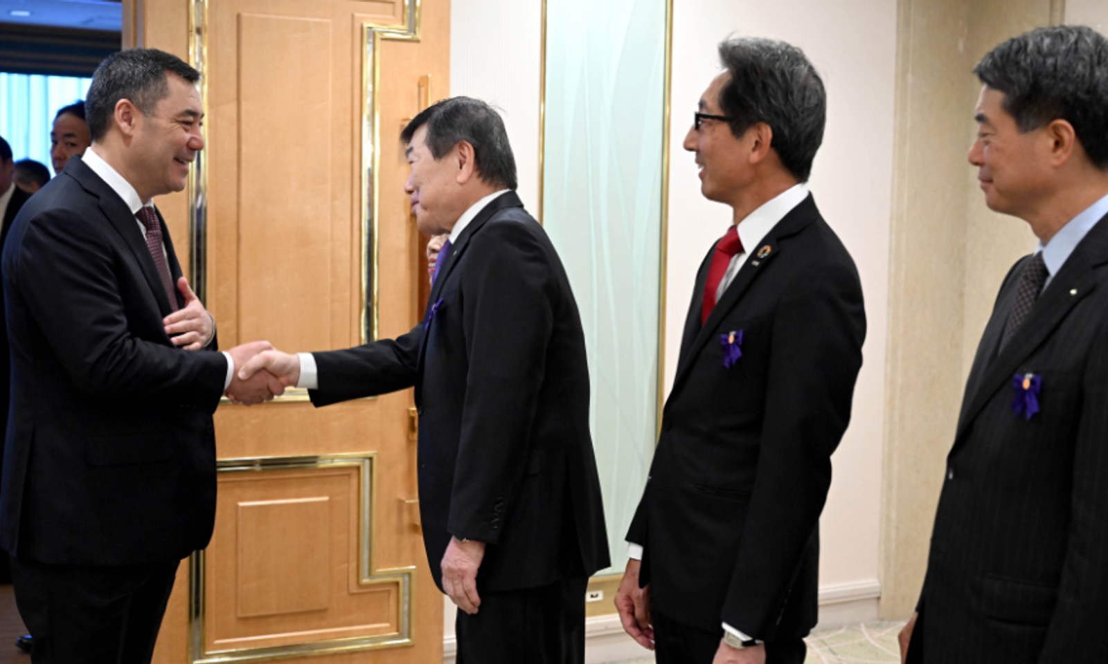 Президент Садыр Жапаров Токиодо Япониянын «РОТОБО» бизнес-ассоциациясынын жетекчилиги менен ишкердик жолугушуу өткөрдү