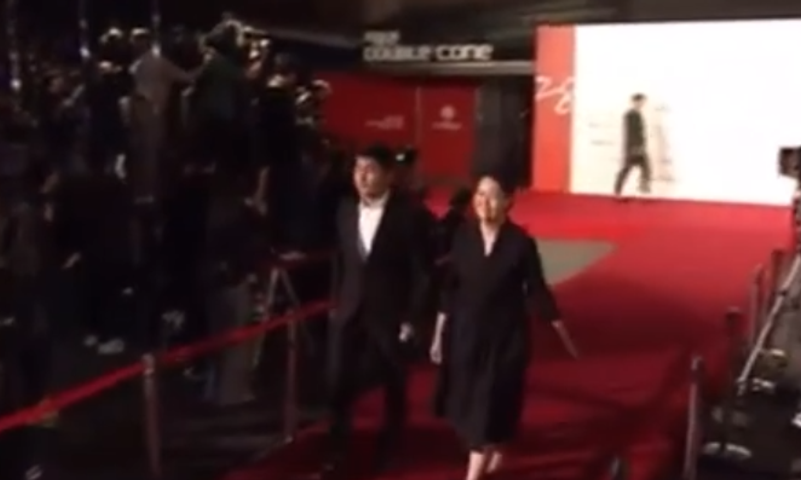 “Кыз Ала качуу” тасмасынын жаратуучулары Кореядагы кинофестивалда кызыл килемден өтүштү