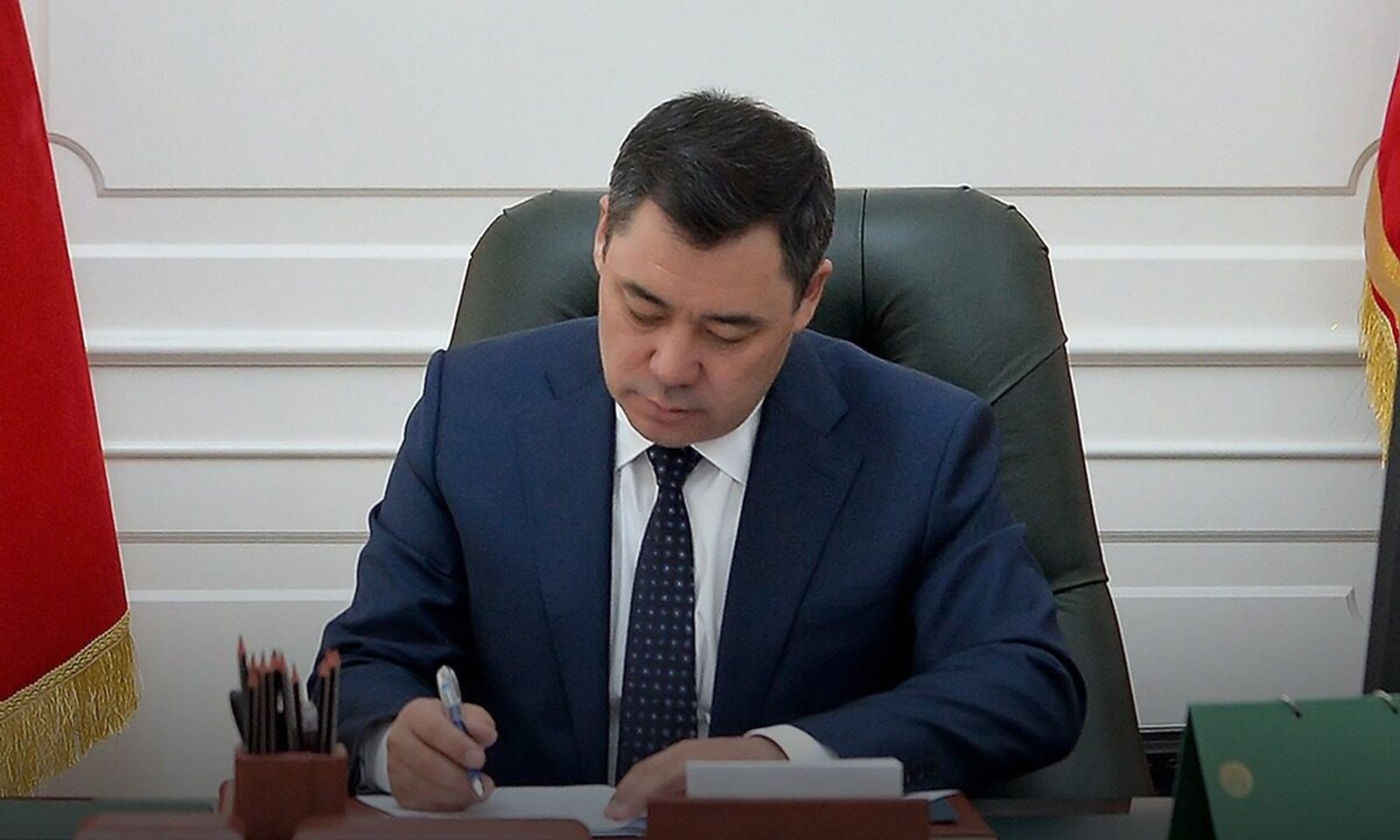 Кыргыз Республикасынын Президенти Садыр Жапаров “Кыргыз Республикасындагы мамлекеттик жөлөкпулдар жөнүндө” Кыргыз Республикасынын Мыйзамына өзгөртүүлөрдү киргизүү жөнүндө” Кыргыз Республикасынын Мыйзамына кол койду