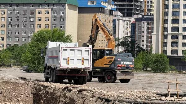 “Манас” университетинин аймагындагы 1100 орундуу жатакананын курулушун токтотту