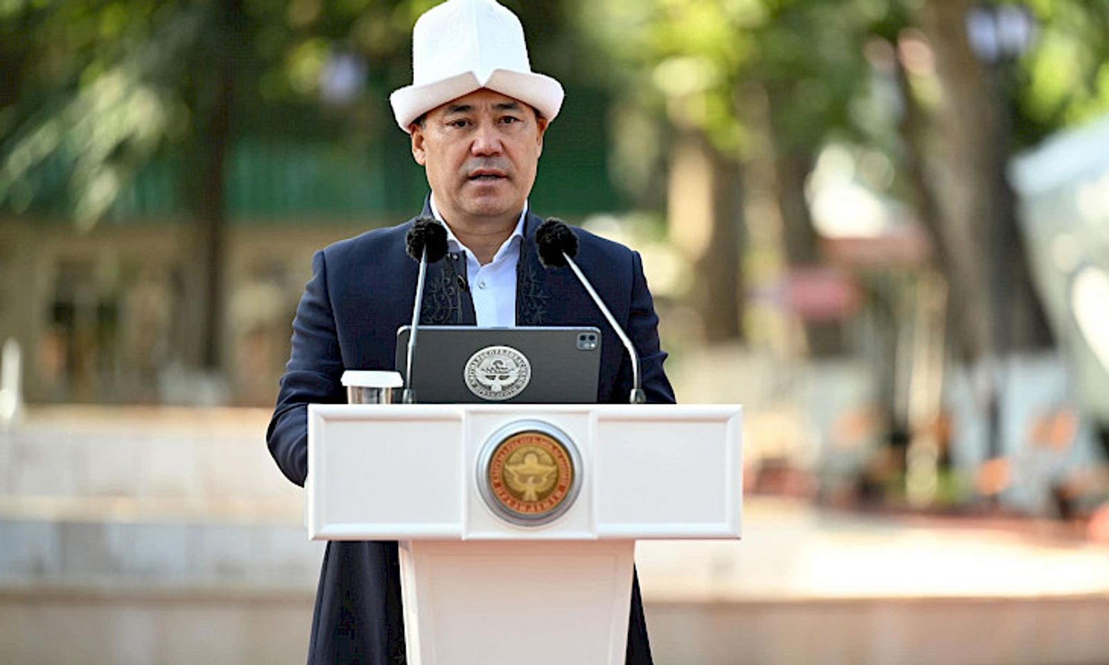 «Элибиздин мүдөөсүн орундатабыз!» Жапаров кыргызстандыктарды өлкөнүн Эгемендүүлүк күнү менен куттуктады