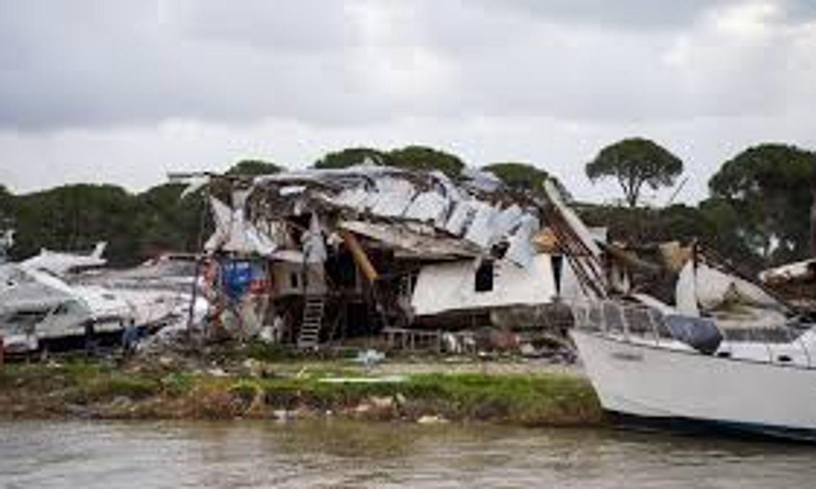 Антальядагы бороон жана куюн: мүлккө олуттуу зыян келтирилди