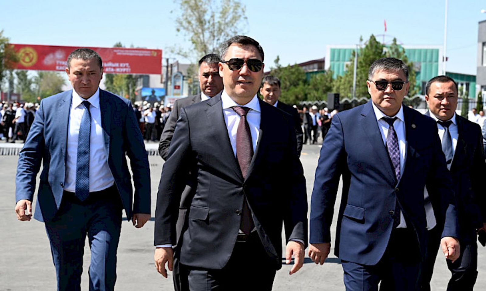 Президент Жалал-Абадда Түмөнбай Байзаков атындагы жаңы проспектини ачты