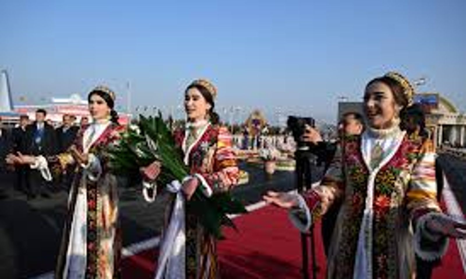 Тажик кыздар Садыр Жапаровду кыргызча сүйлөп тосуп алышты