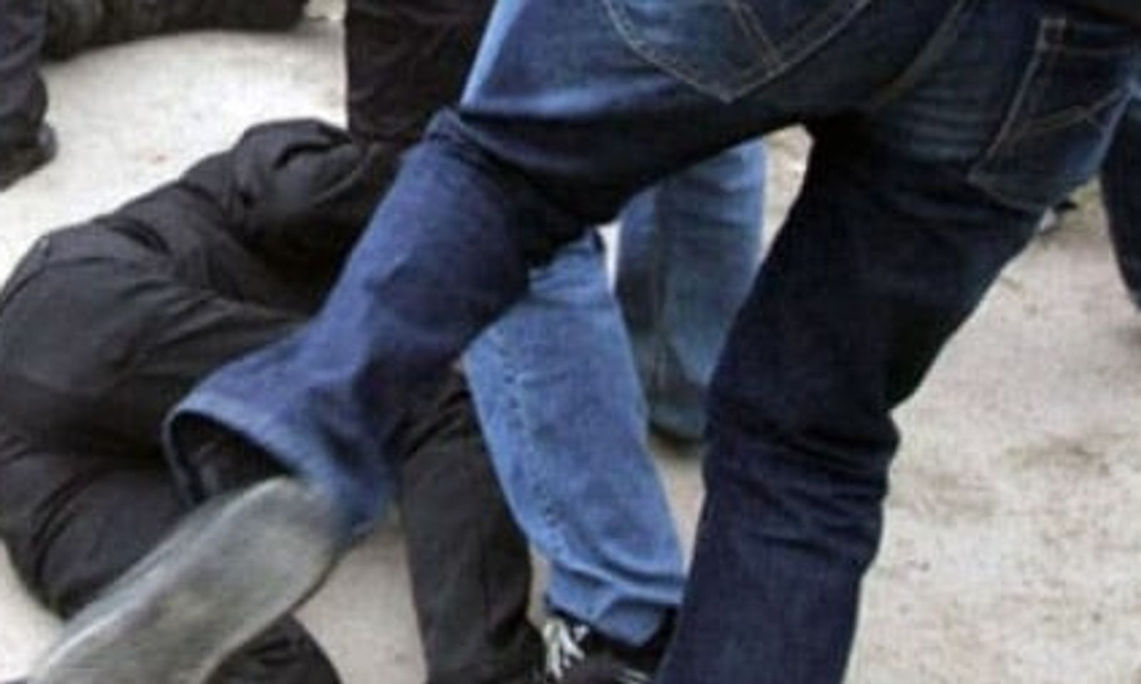 Өзгөндө 11-класстын окуучулары мушташып, бирөө ооруканага түштү