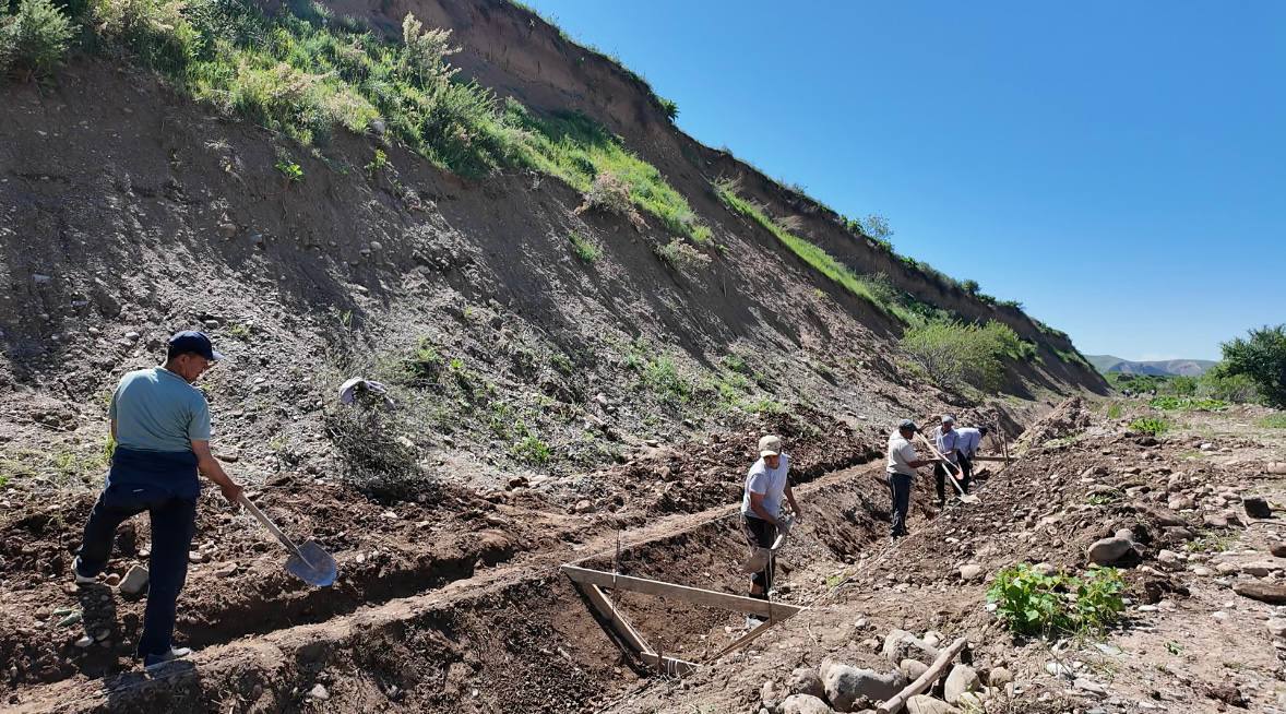 БАЗАР-КОРГОН РАЙОНУНДА ҮЧ ЧАКЫРЫМ КАНАЛГА БЕТОН ПОЛОТНОСУН ТӨШӨӨ ИШТЕРИ ЖҮРҮҮДӨ
