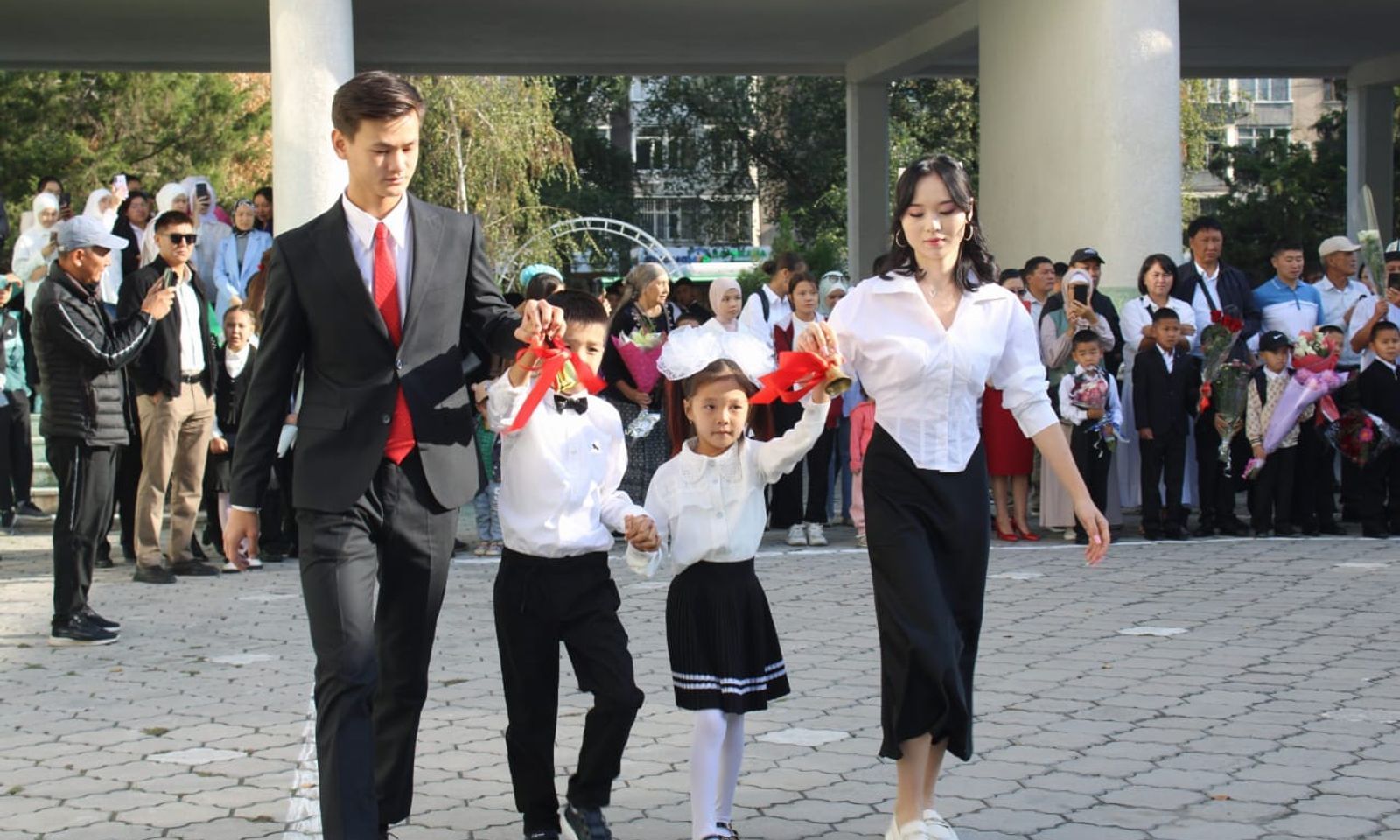 1-сентябрь Билим күнү! Канча бала мектеп босогосун аттады?