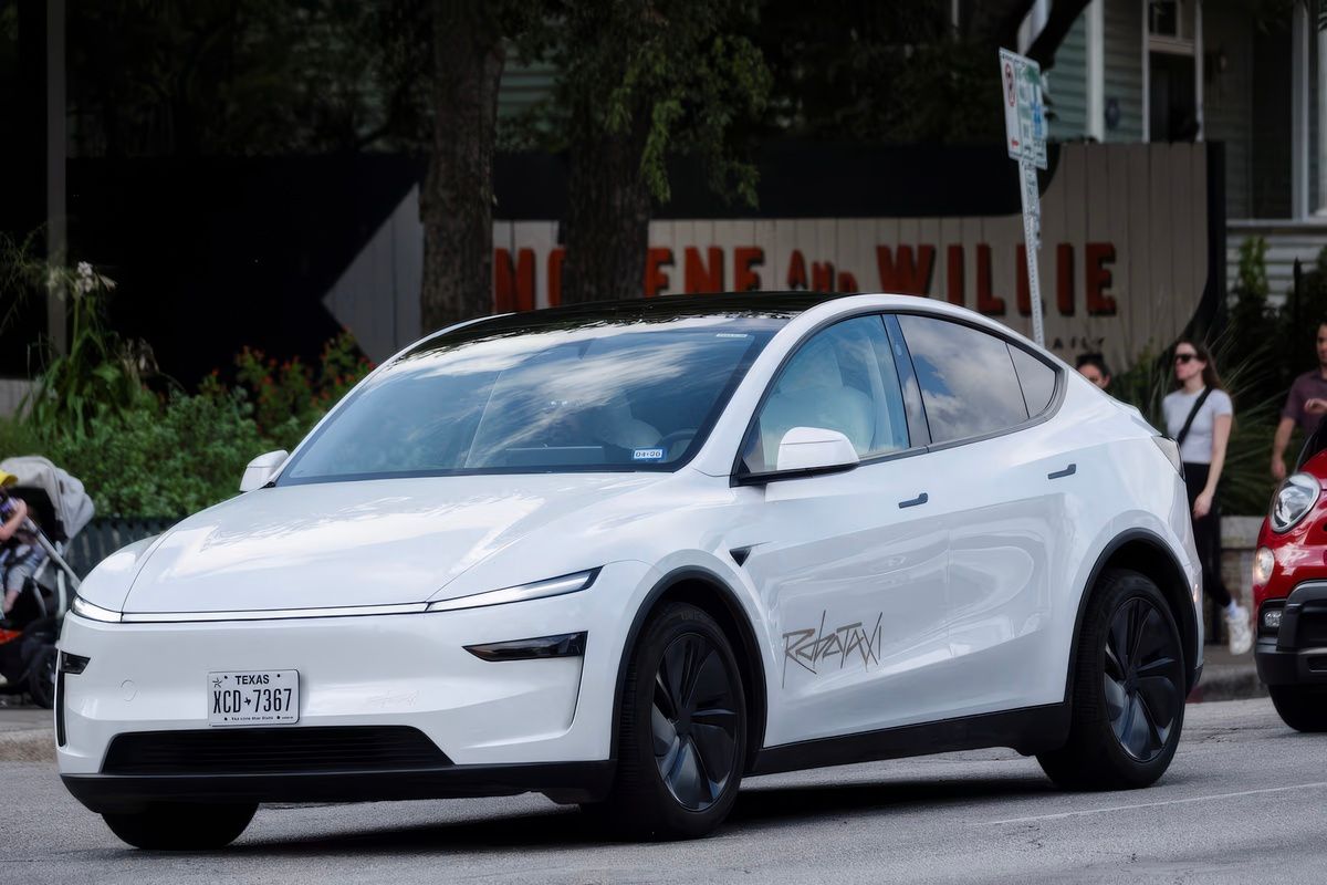 Tesla Техаста айдоочусуз роботакси кызматын ишке киргизди
