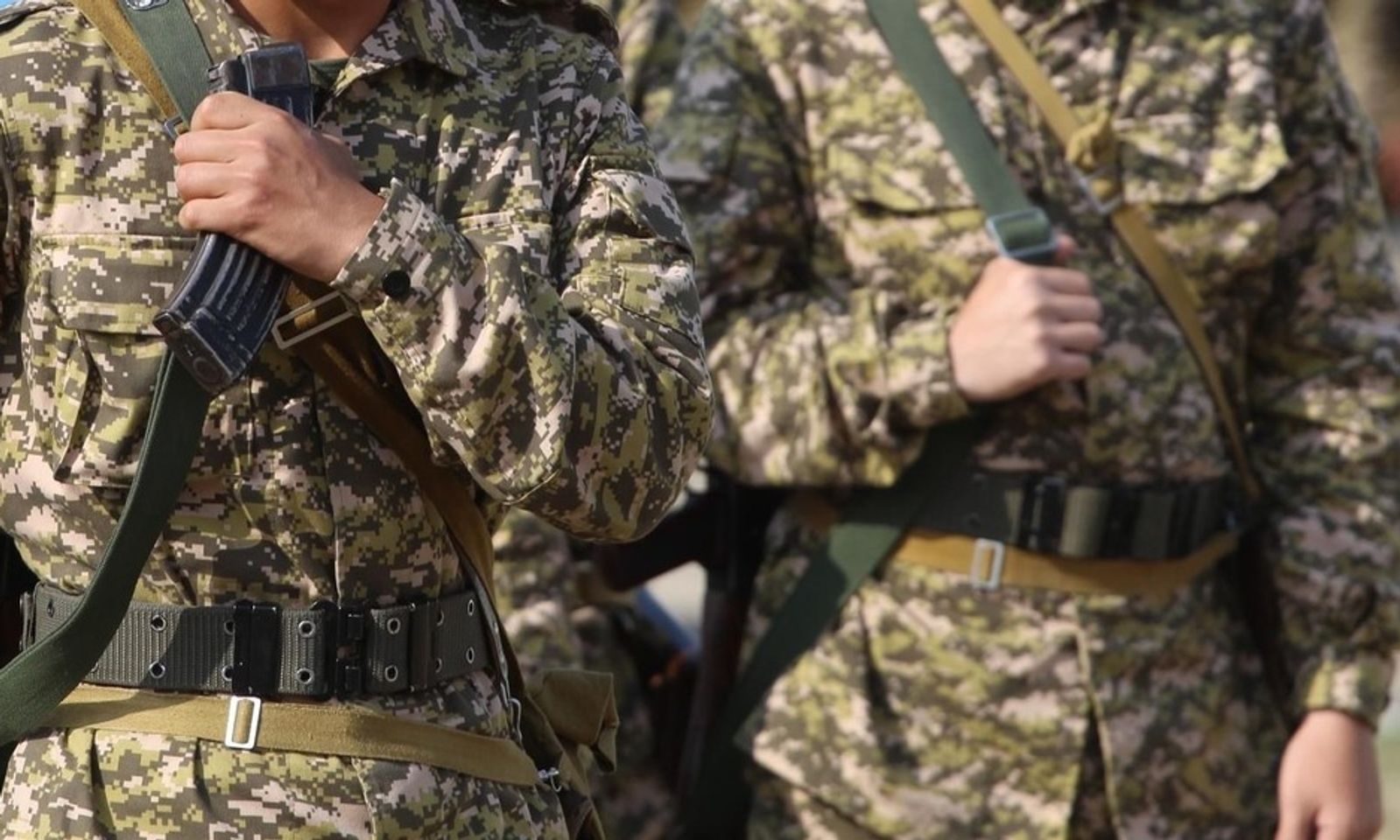 Жоокерлерди «сатууга» шектелген командир менен дагы эки адам кармалды