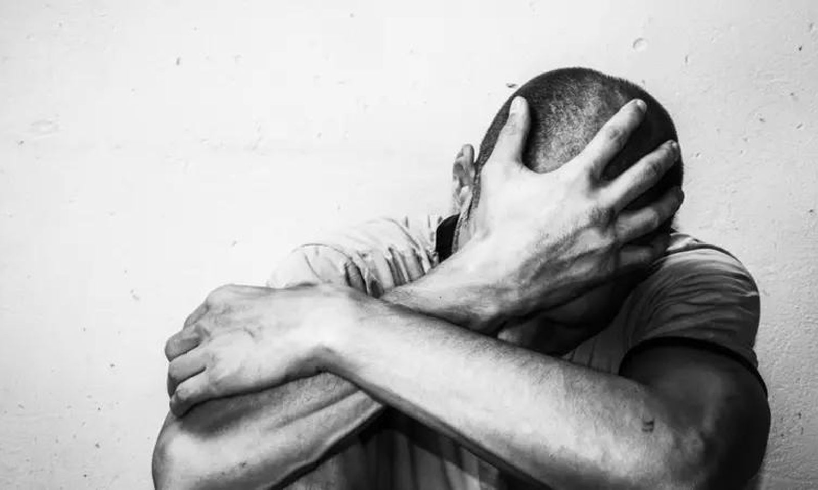 Шектүү өзүн өлтүрүүгө аракет кылган. Бишкекте жаш кыздын сөөгү табылды