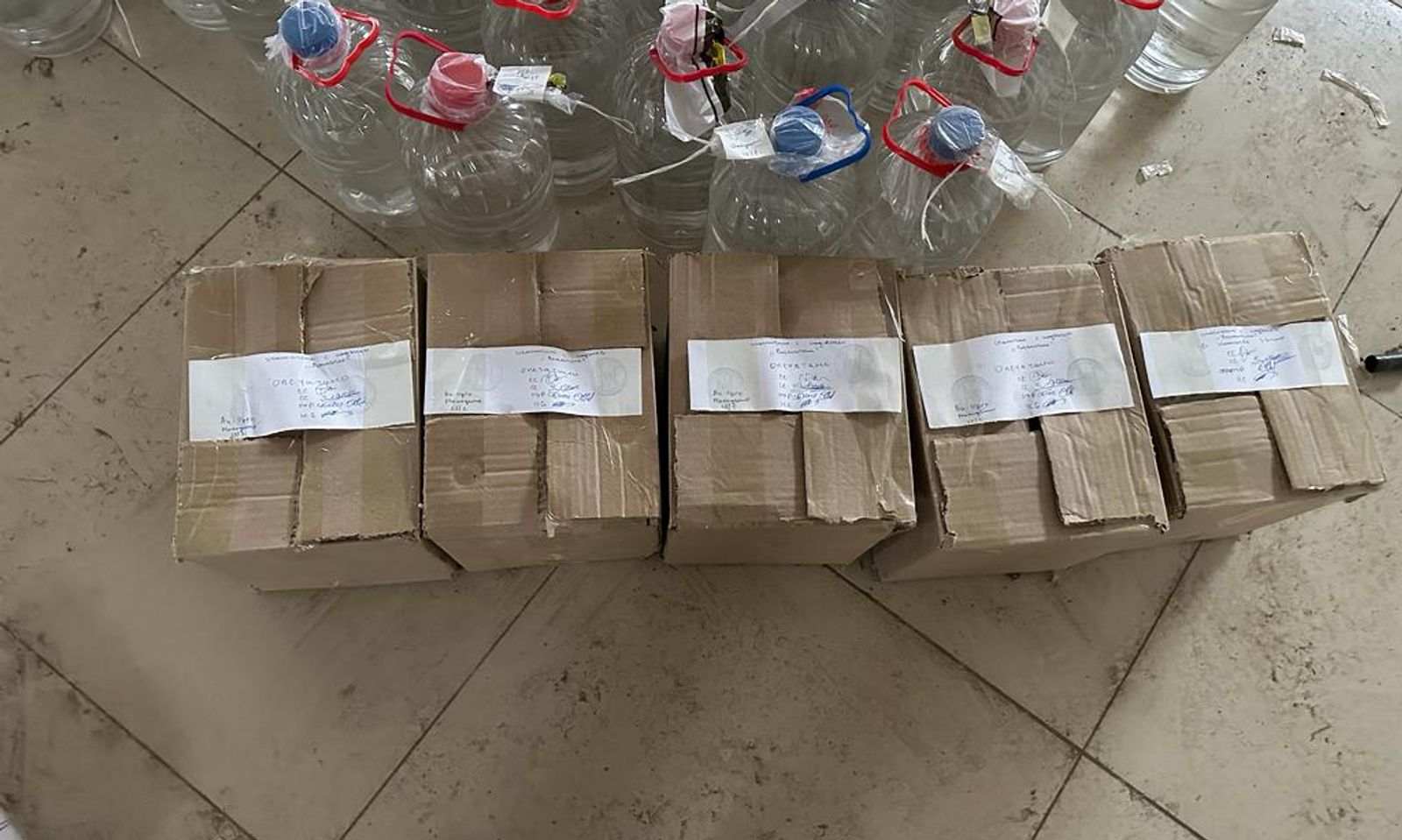 Тажикстандан аткезчилик жол менен ташылып келген спирттен жасалма арактарды даярдаган кылмыштуу топ кармалды