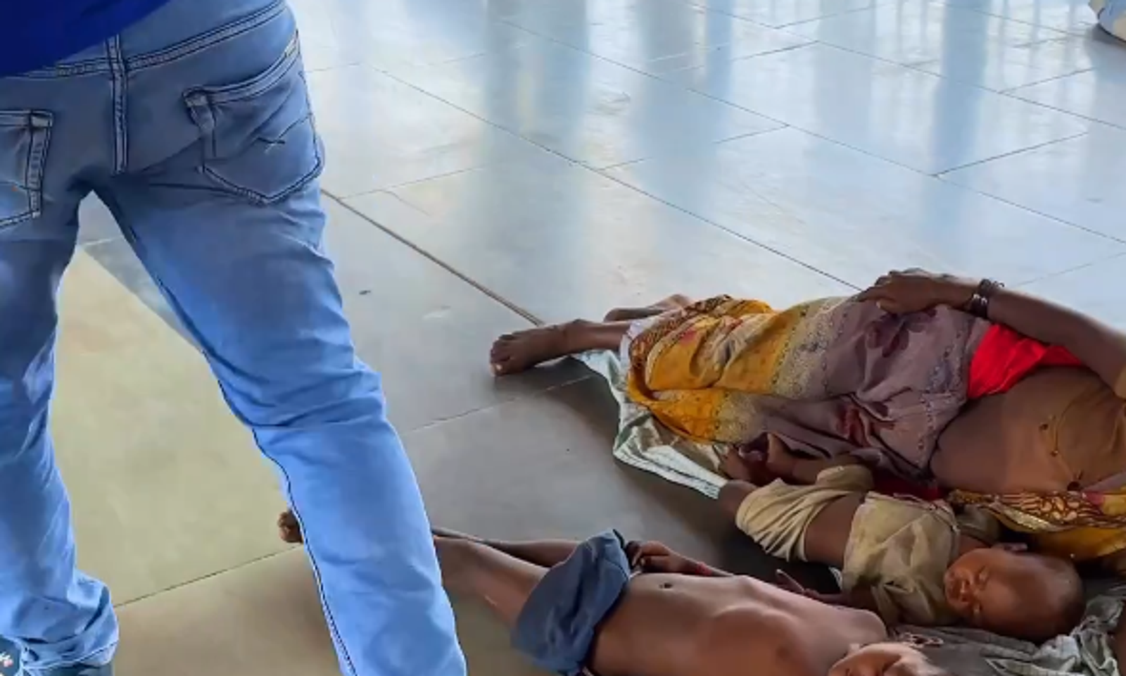 Жерде жаткан балдар. Кайыр сураган адамдар. Индиядагы автобекеттин көрүнүшү