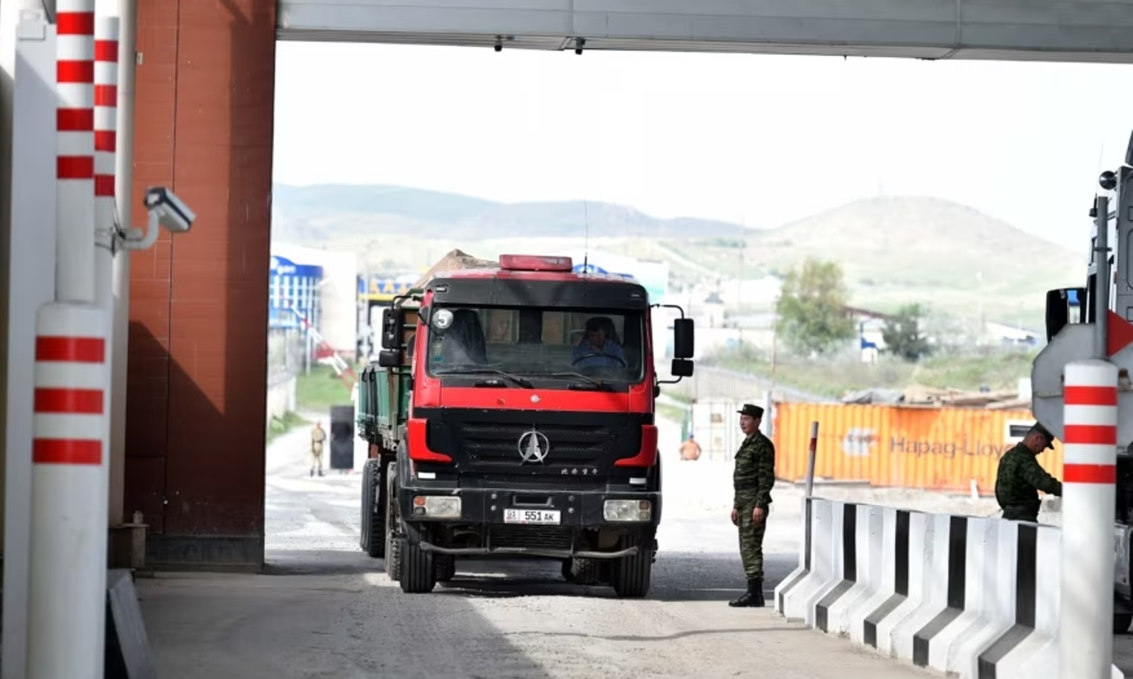 Чек ара кызматы: Кыргыз-казак чек арасында кезек күткөндөр жок