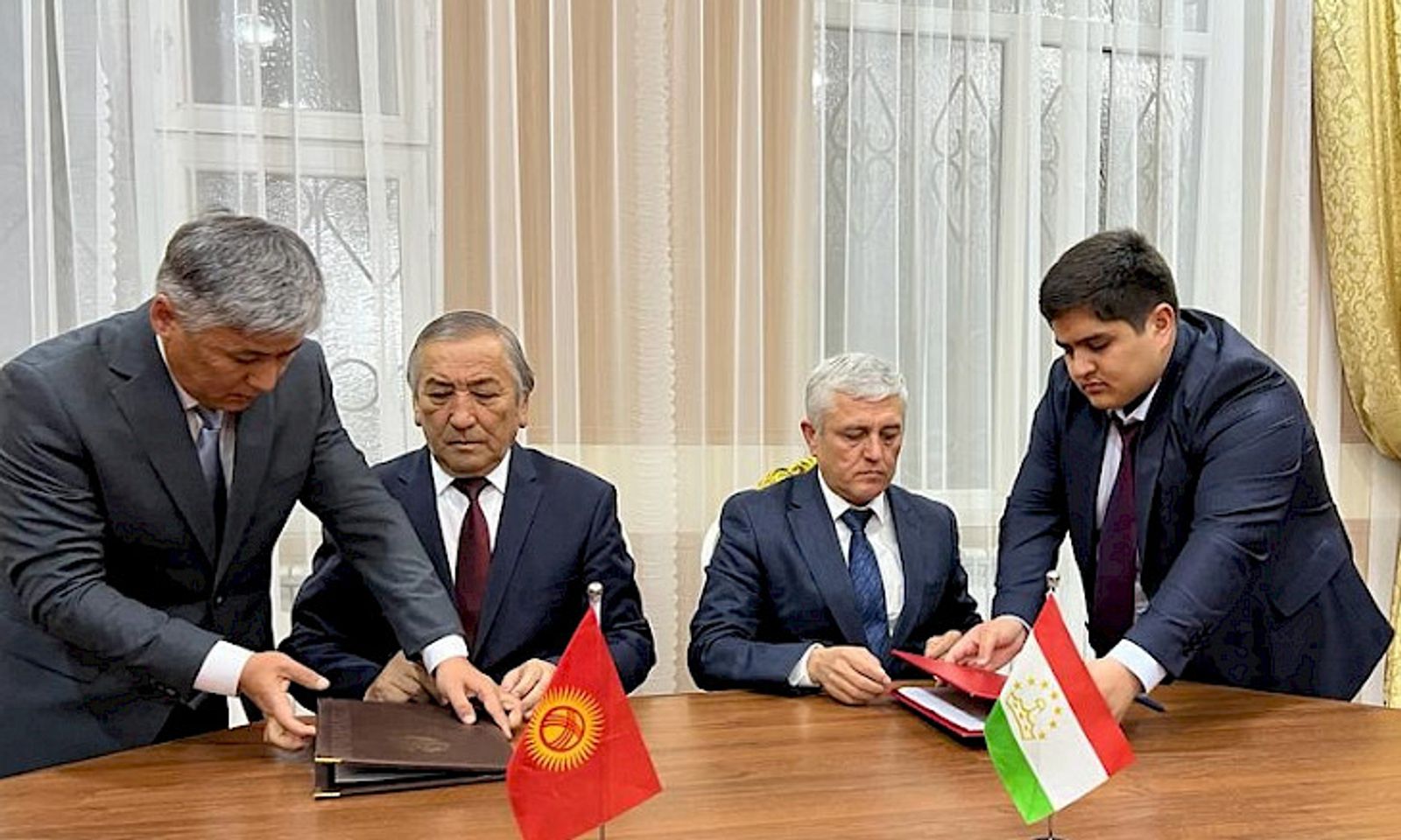 Кыргызстан менен Тажикстан мамлекеттик чек аранын 13,98 чакырымы боюнча макулдашты