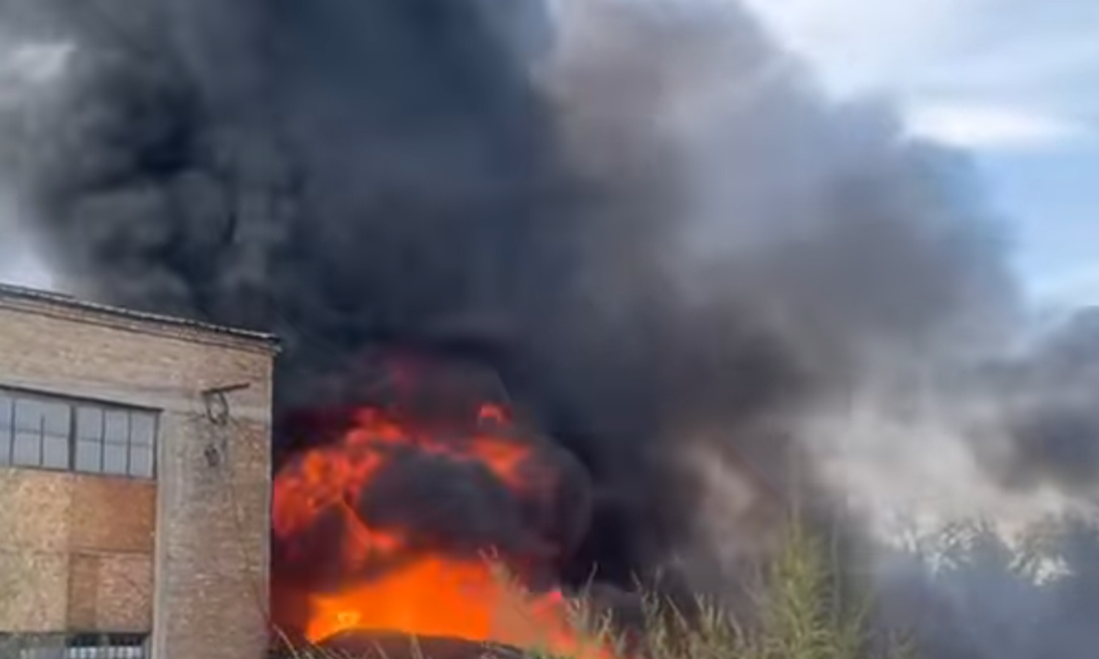 Дөңгөлөктөрдөн чыккан. Бишкекте ири өрт кырсыгы катталды