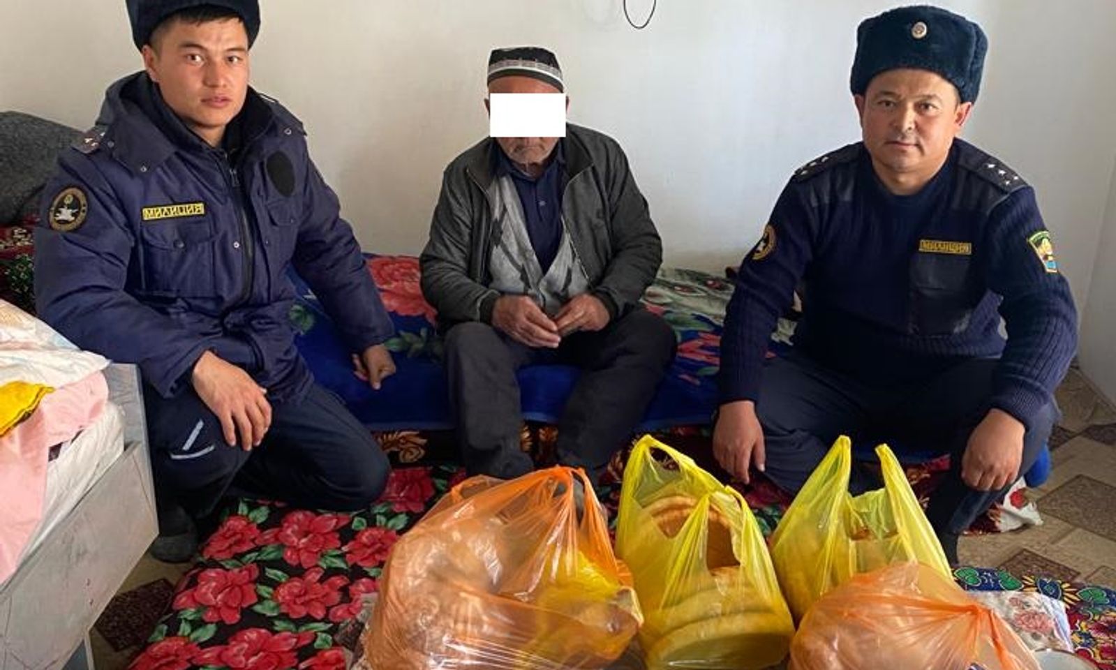 Баткенде милиция кызматкерлери муктаж үй-бүлөлөргө жардам беришти