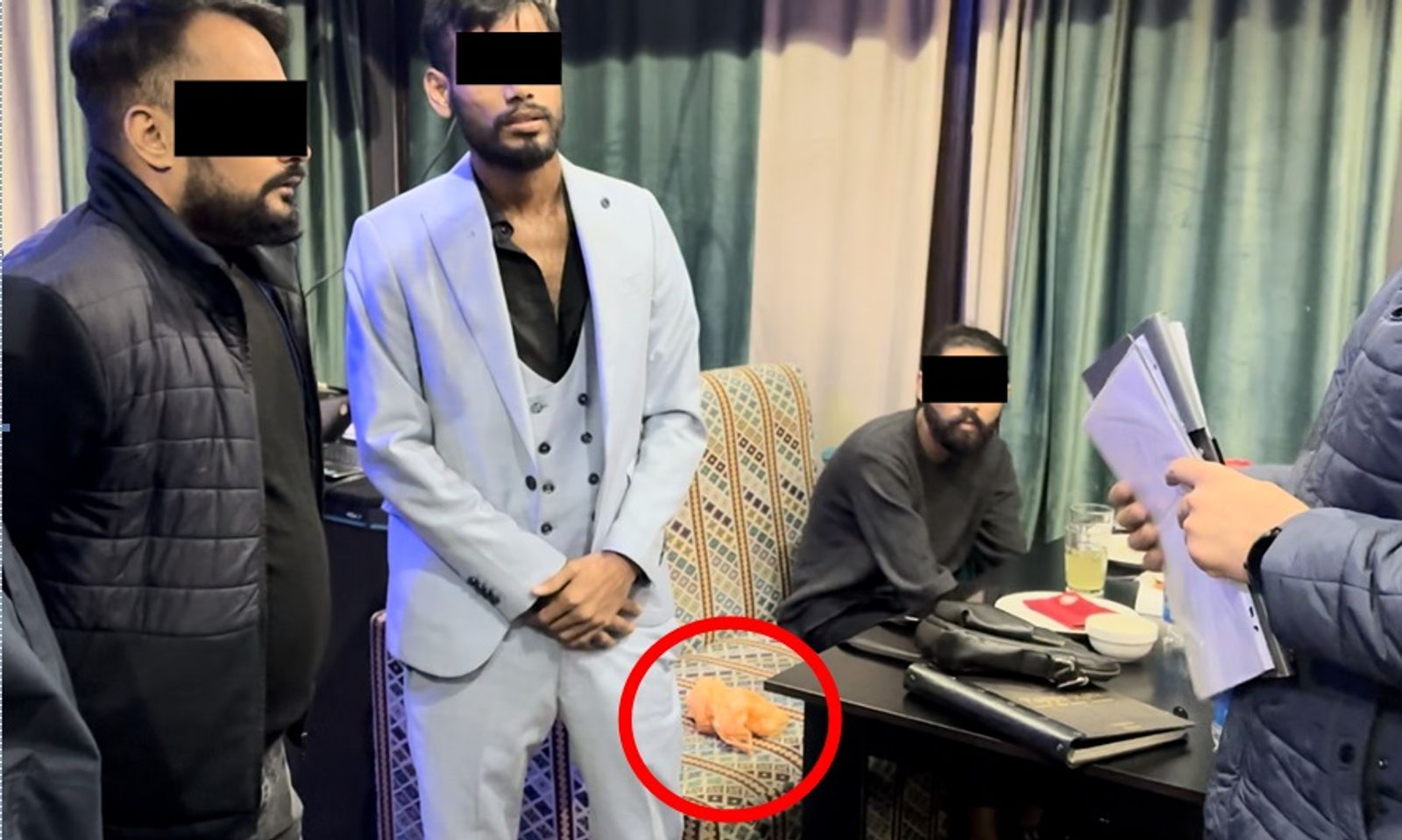 12,5 миң доллар. Ири суммадагы акча талап кылып жаткан чет элдик жаран кармалды